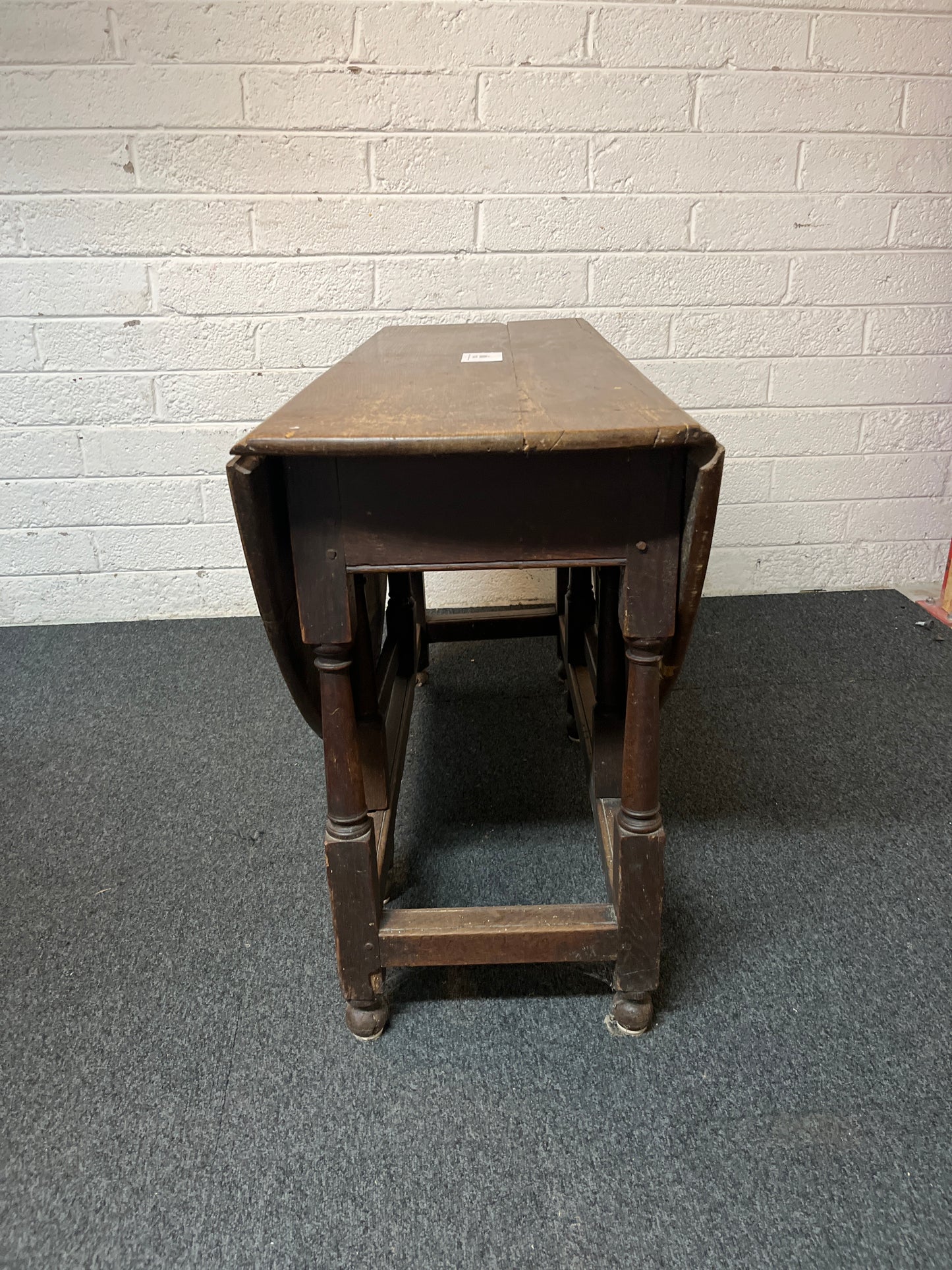 Stained oak drop leaf table (H 70 x W 140 x D 116 cm) 1325