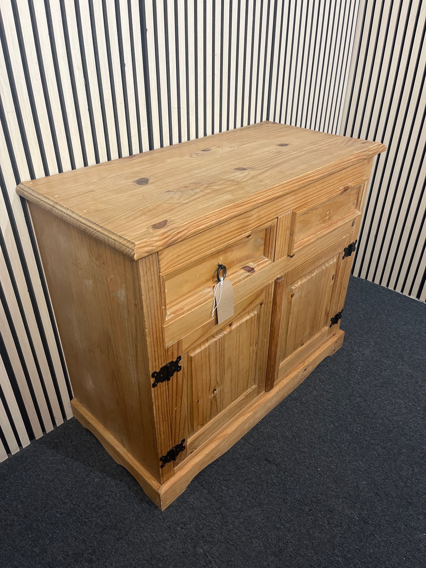 Waxed pine sideboard
(H 90 x W 106 x D 50 cm)  44266