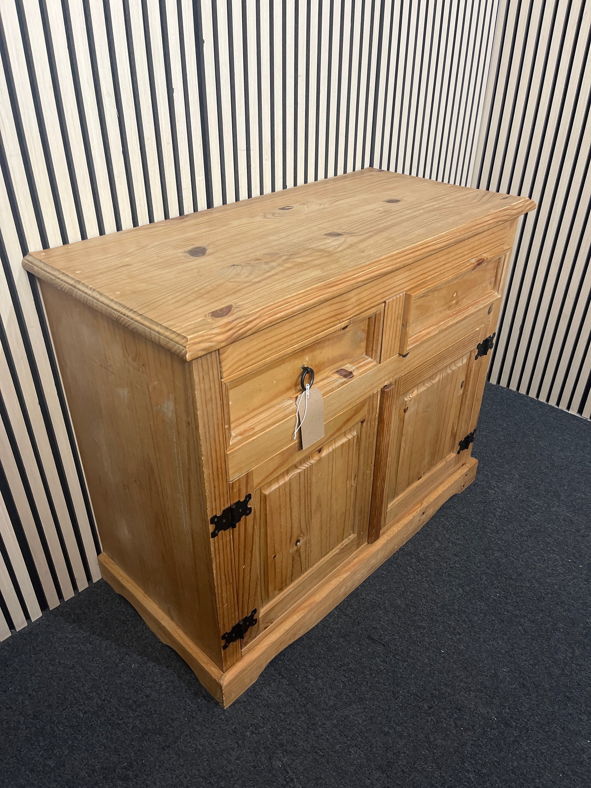 Waxed pine sideboard
(H 90 x W 106 x D 50 cm)  44266
