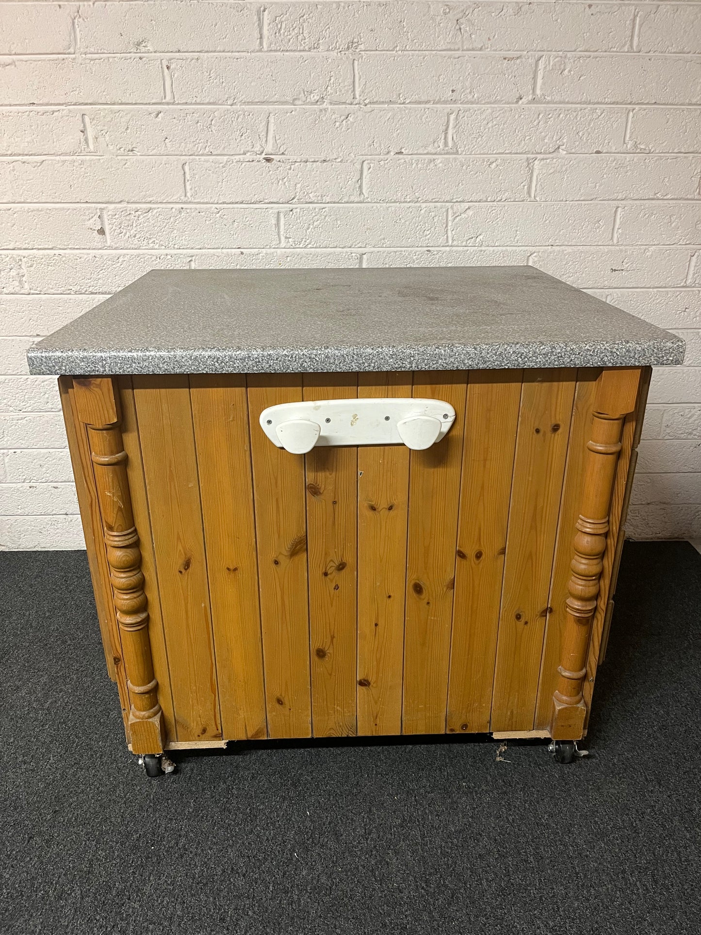 Pine kitchen island on castors with laminate work top and 8 drawers and 2 doors (H 90 x W 100 x D 90 cm) 1325