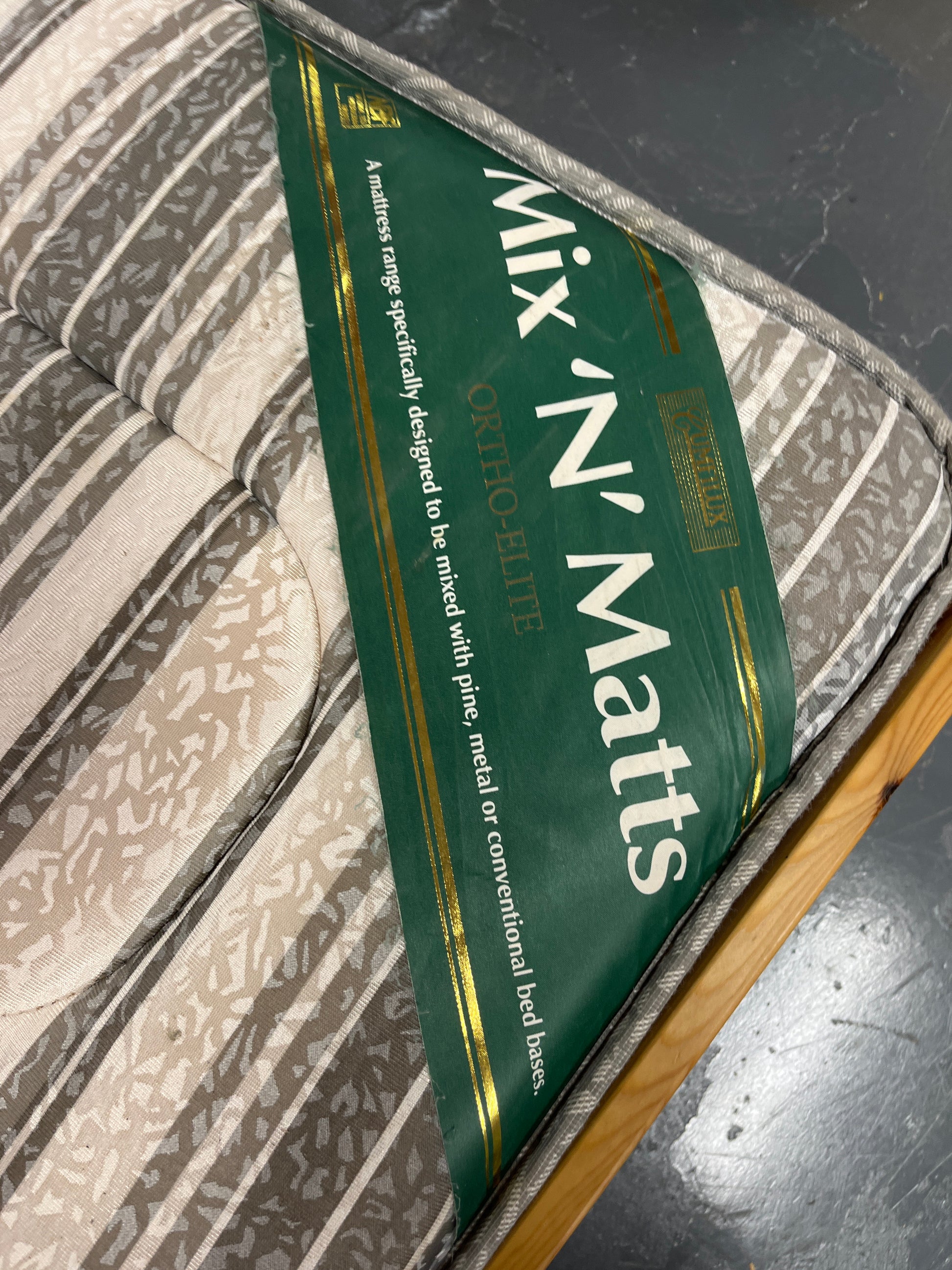 4ft 6 black and white mattress 1225