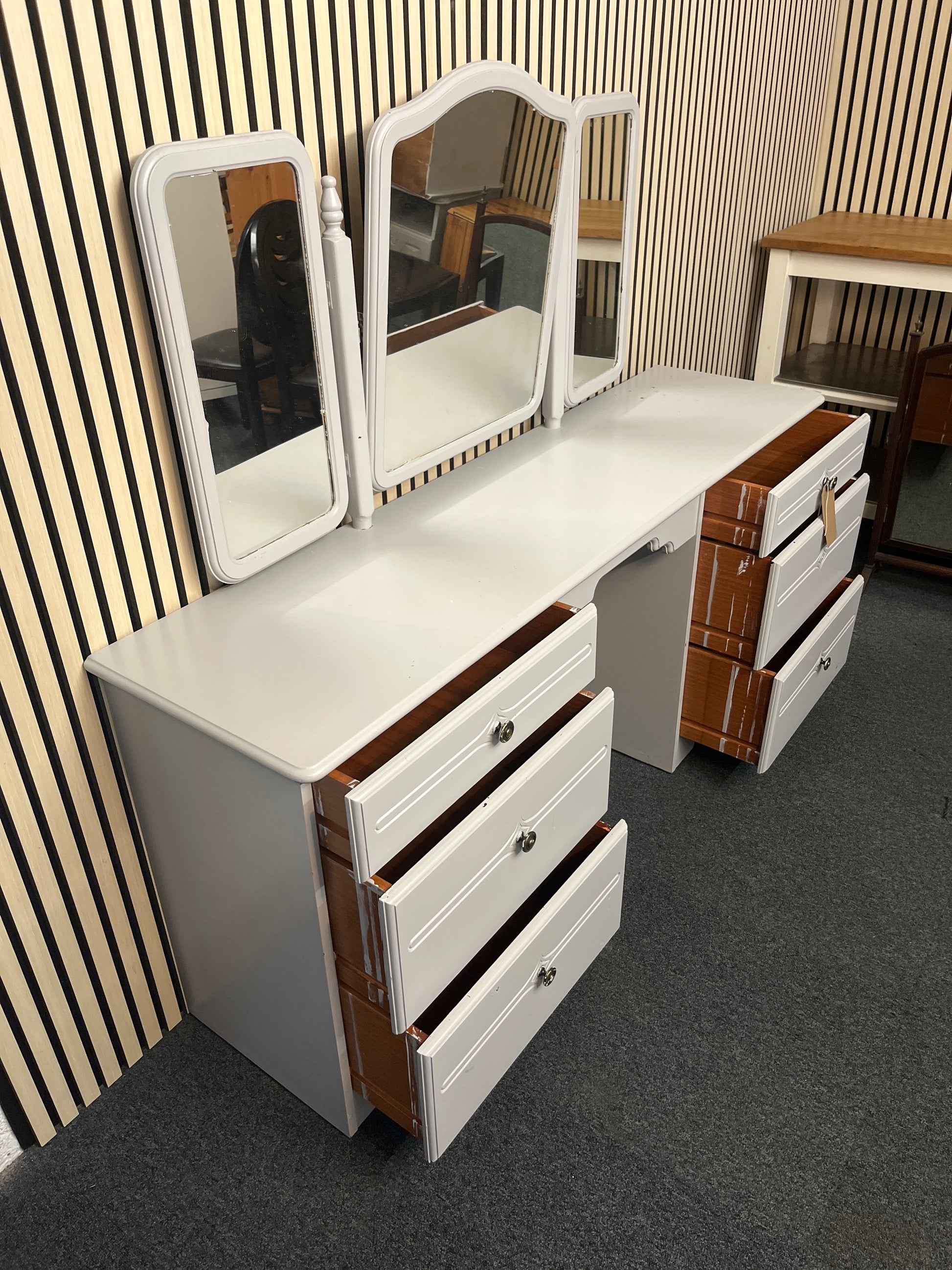 Grey painted 6 drawer bedroom dresser with 3 central mirrors (H 135 x W 156 x D 41 cm) 1325
