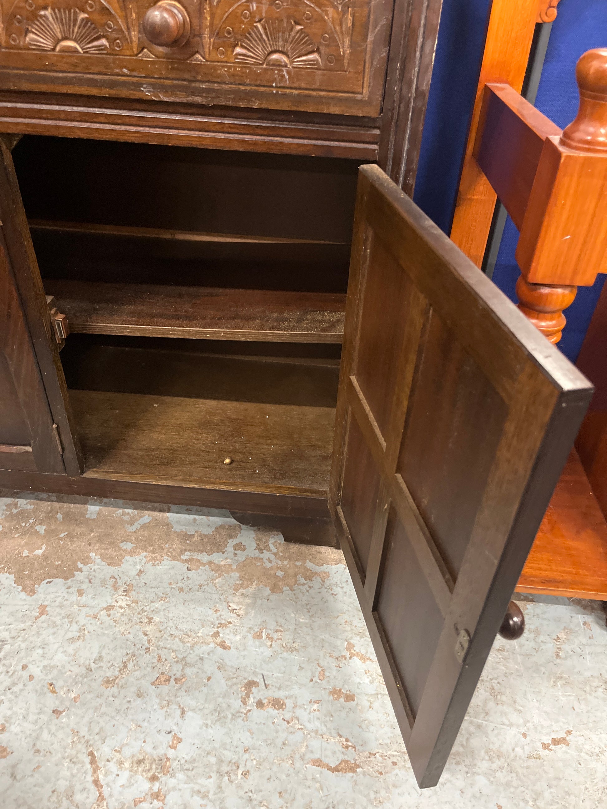 Ornate dark wood kitchen dresser with 3 doors and 3 drawers (H 65 x W 190 x D 52 cm) 1325