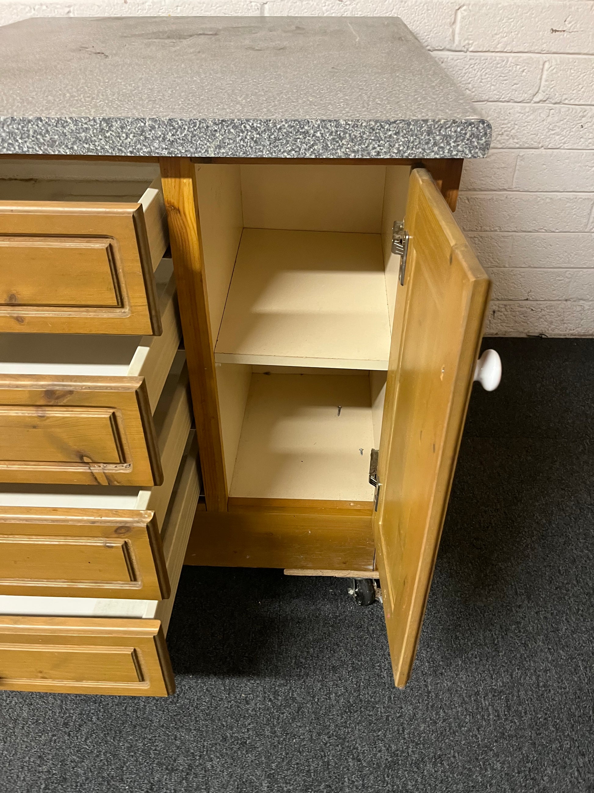 Pine kitchen island on castors with laminate work top and 8 drawers and 2 doors (H 90 x W 100 x D 90 cm) 1325