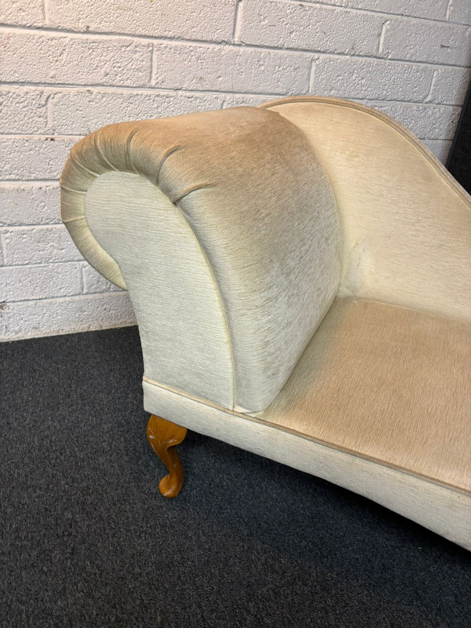 Small light cream fabric roll back chaise lounge with solid wood frame (1.3 m wide) 2225