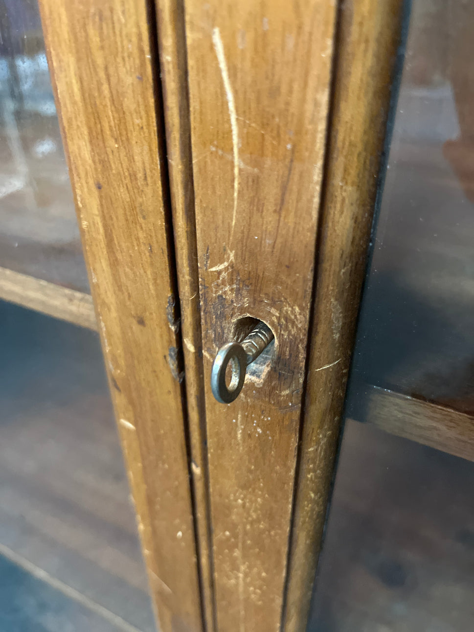 Small oak stained glass display case (H 120 x W 91 x D 32 cm) 1325