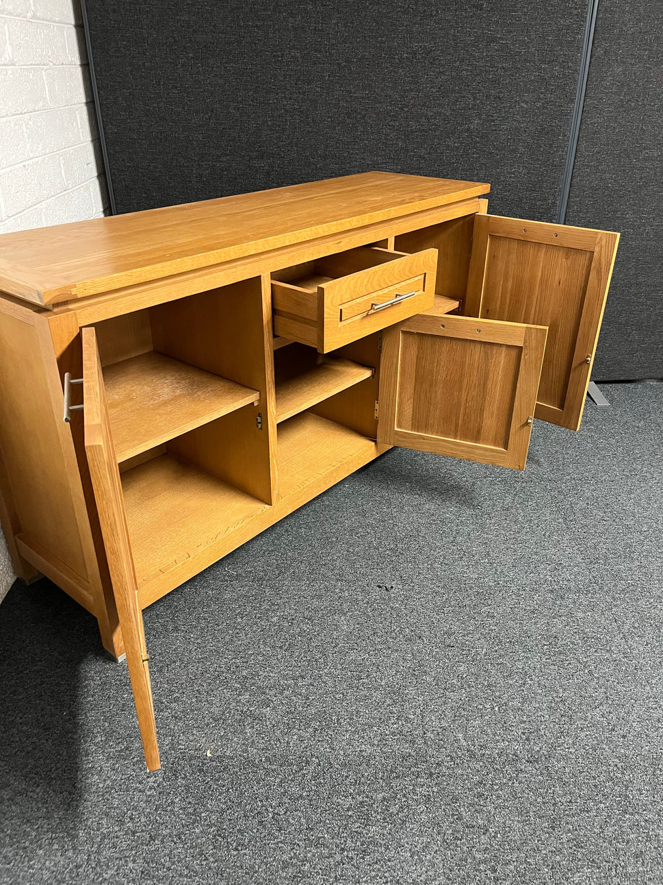 Solid oak 3 door 1 drawer sideboard (H 850 x W 1500 x D 460 mm) 1225