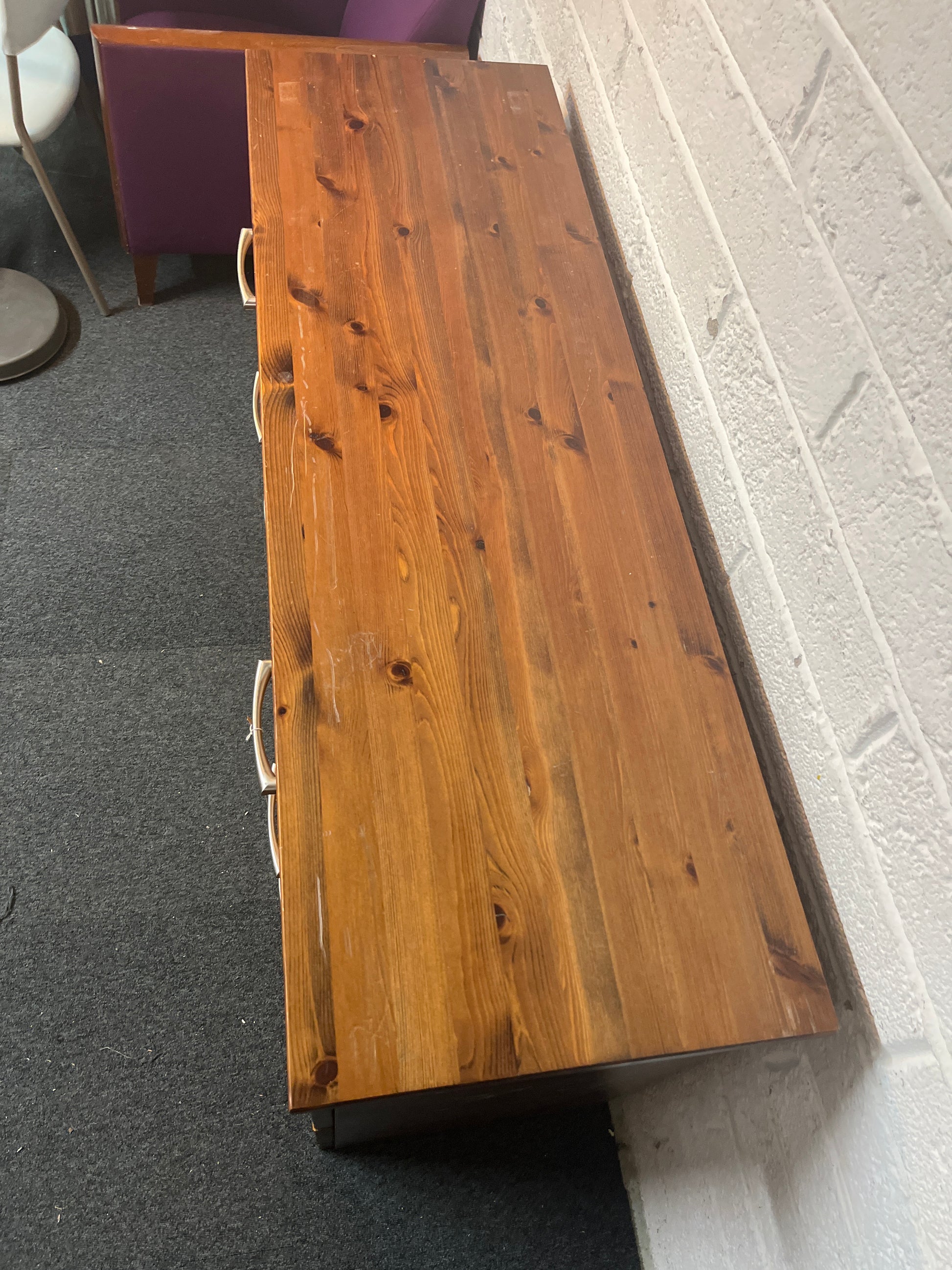 Large solid pine stained 6 drawer chest (H 88 x W 135 x D 45 cm) 1325