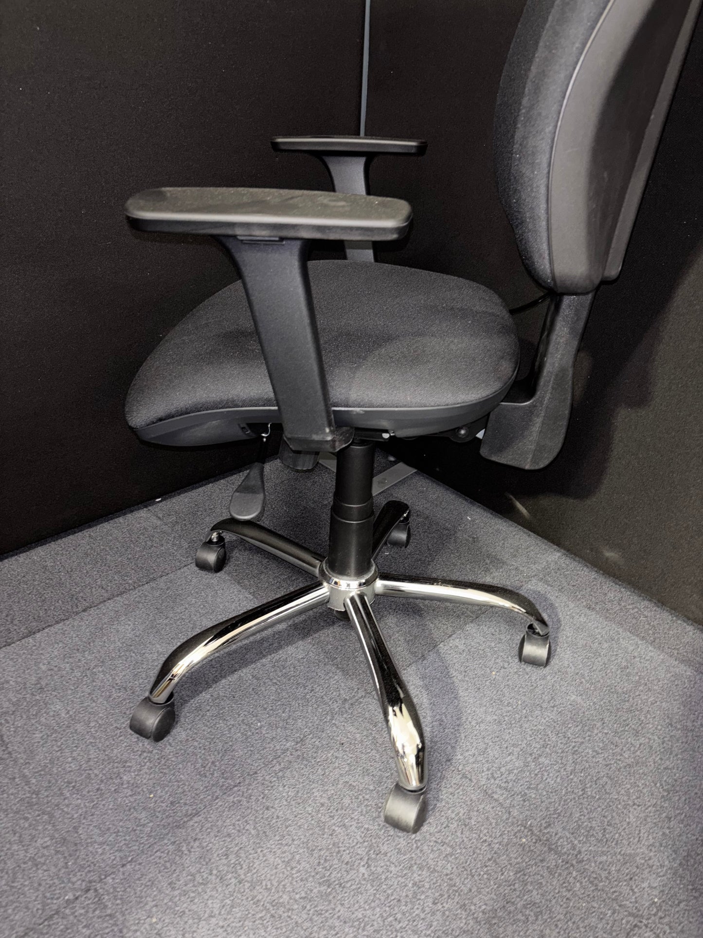 BRAND NEW Senza Ergo, lumbar pump, seatslide, adjustable arms, suncro mech, black fabric