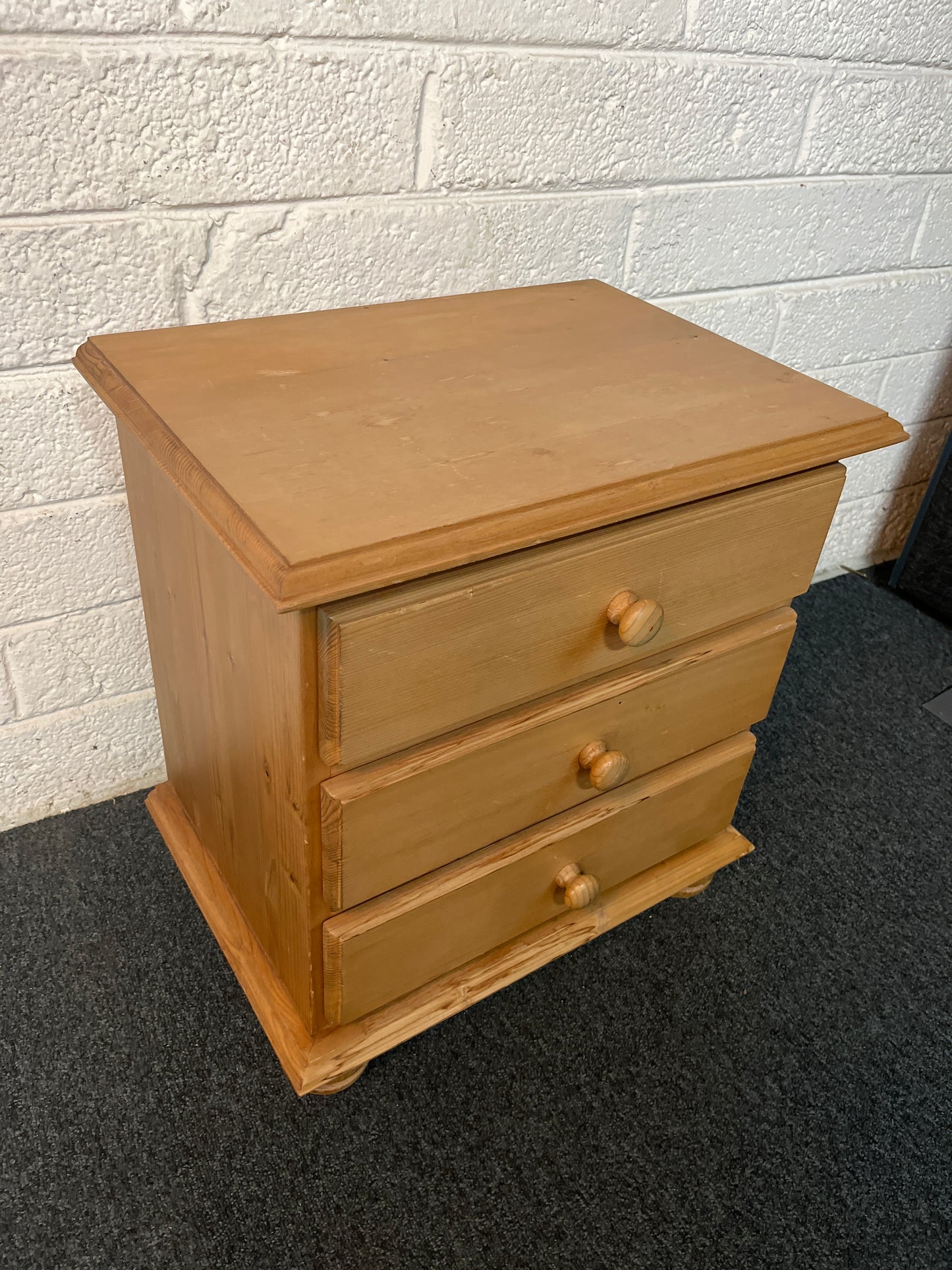 3 drawer solid pine bedside locker (H 53 x W 50 x D 36 cm) 2225