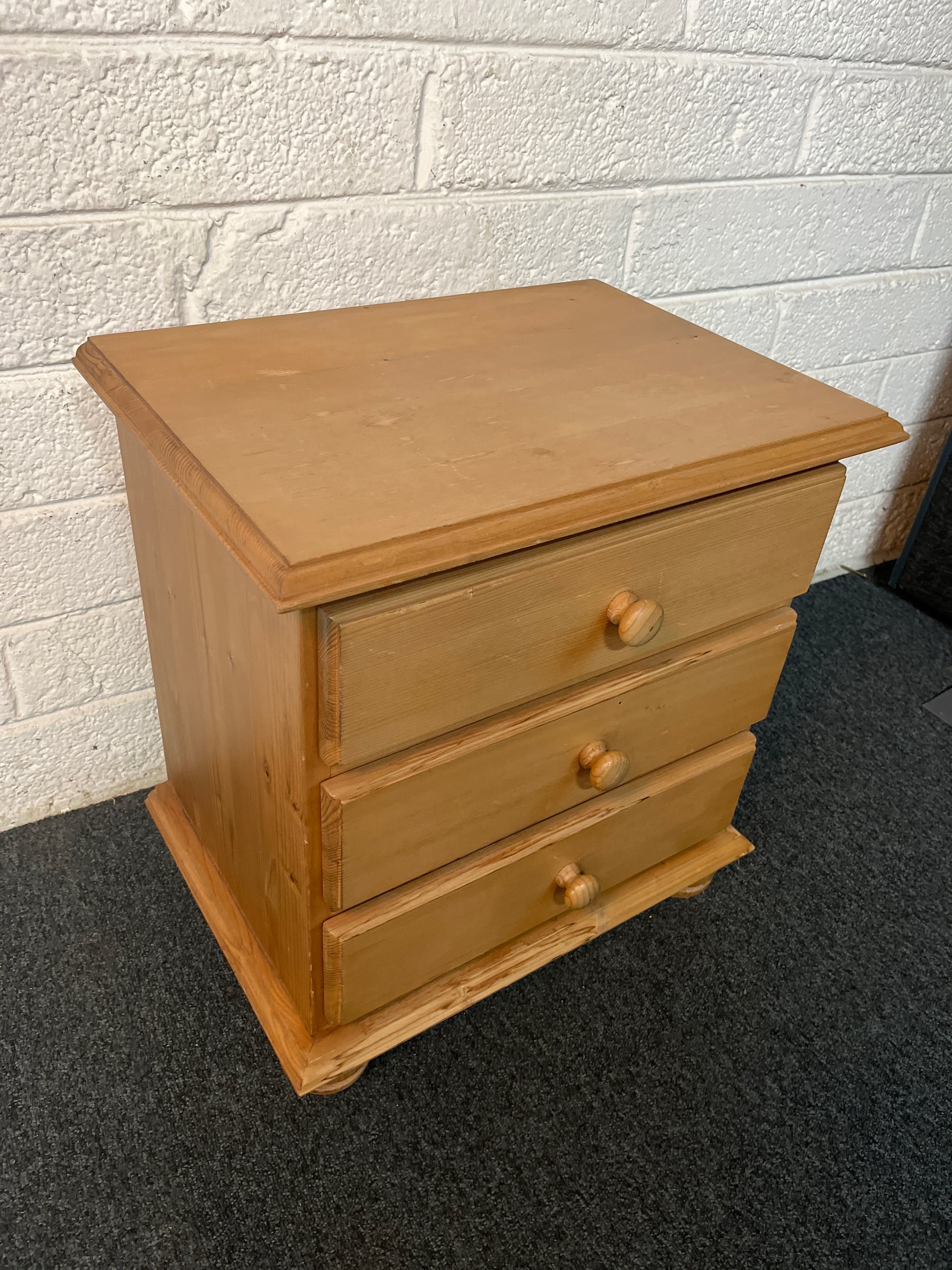 3 drawer solid pine bedside locker (H 53 x W 50 x D 36 cm) 2225