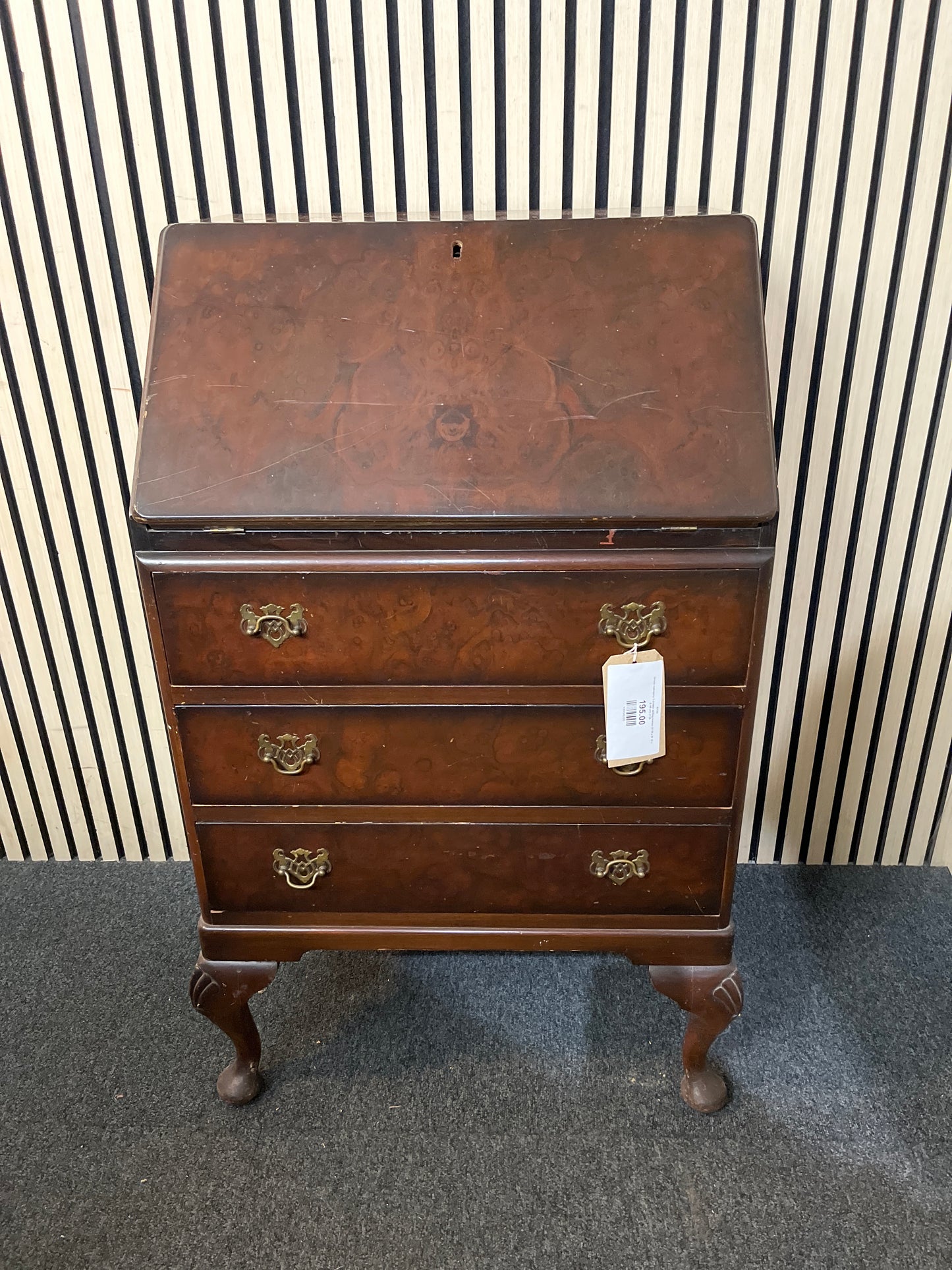 Ornate mahogany 3 drawer writing bureau (H 99 x W 59 x D 44 cm) 3126