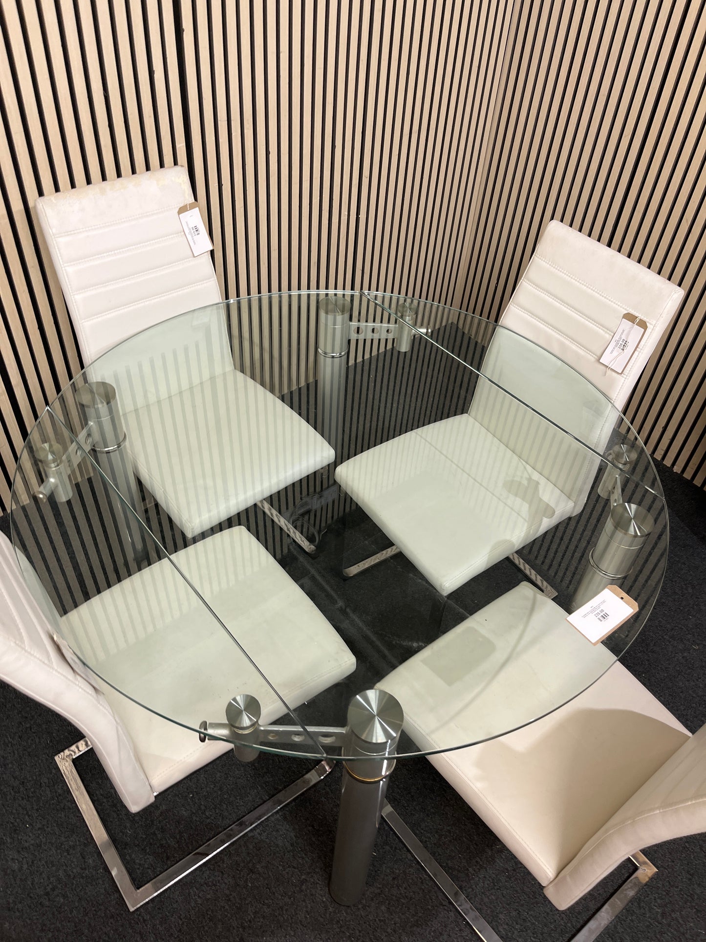 Extendable glass top dining table with chrome legs and 4 matching cream leatherette dining chairs (L 120 x W 80, 120 extnded cm) 43675