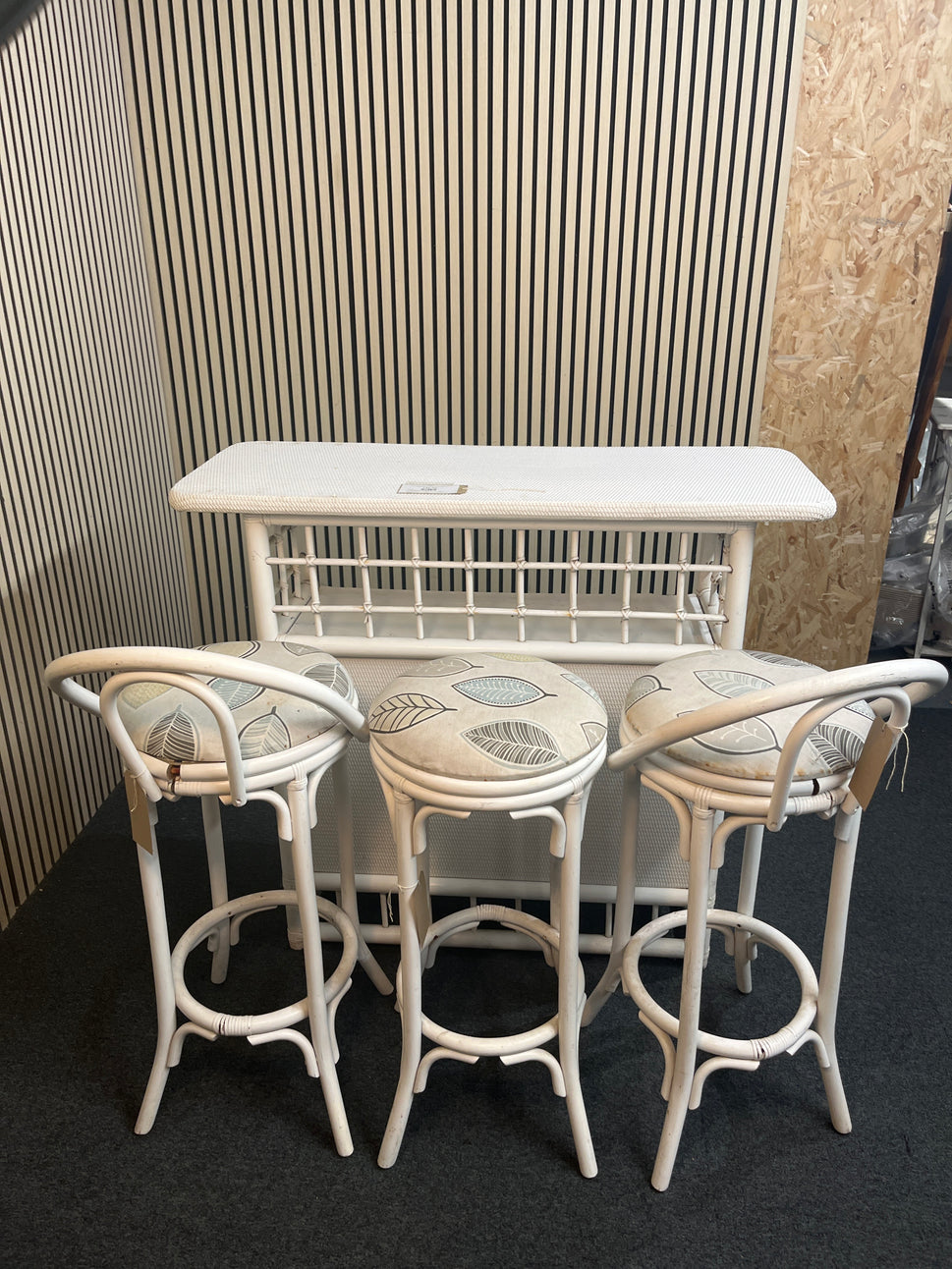 Cane white painted bar counter with 3 no. matching stools (H 103 x W 115 x D 43 cm) 43556