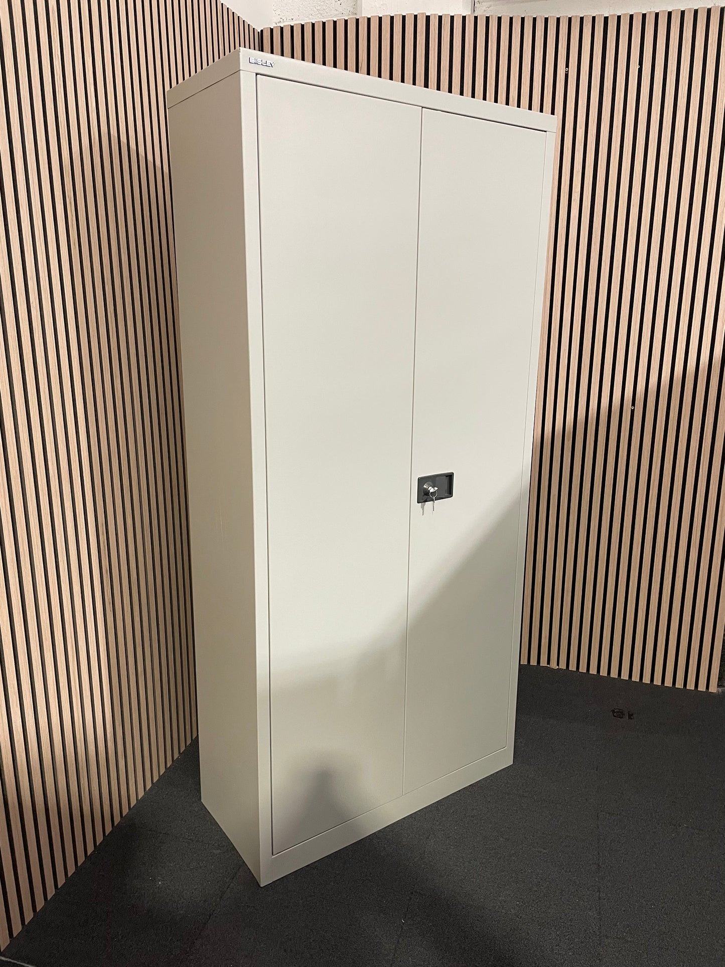 Bisley grey metal 2 door storage unit with keys and 4 shelves (H 195 x W 92 x D 40 cm)