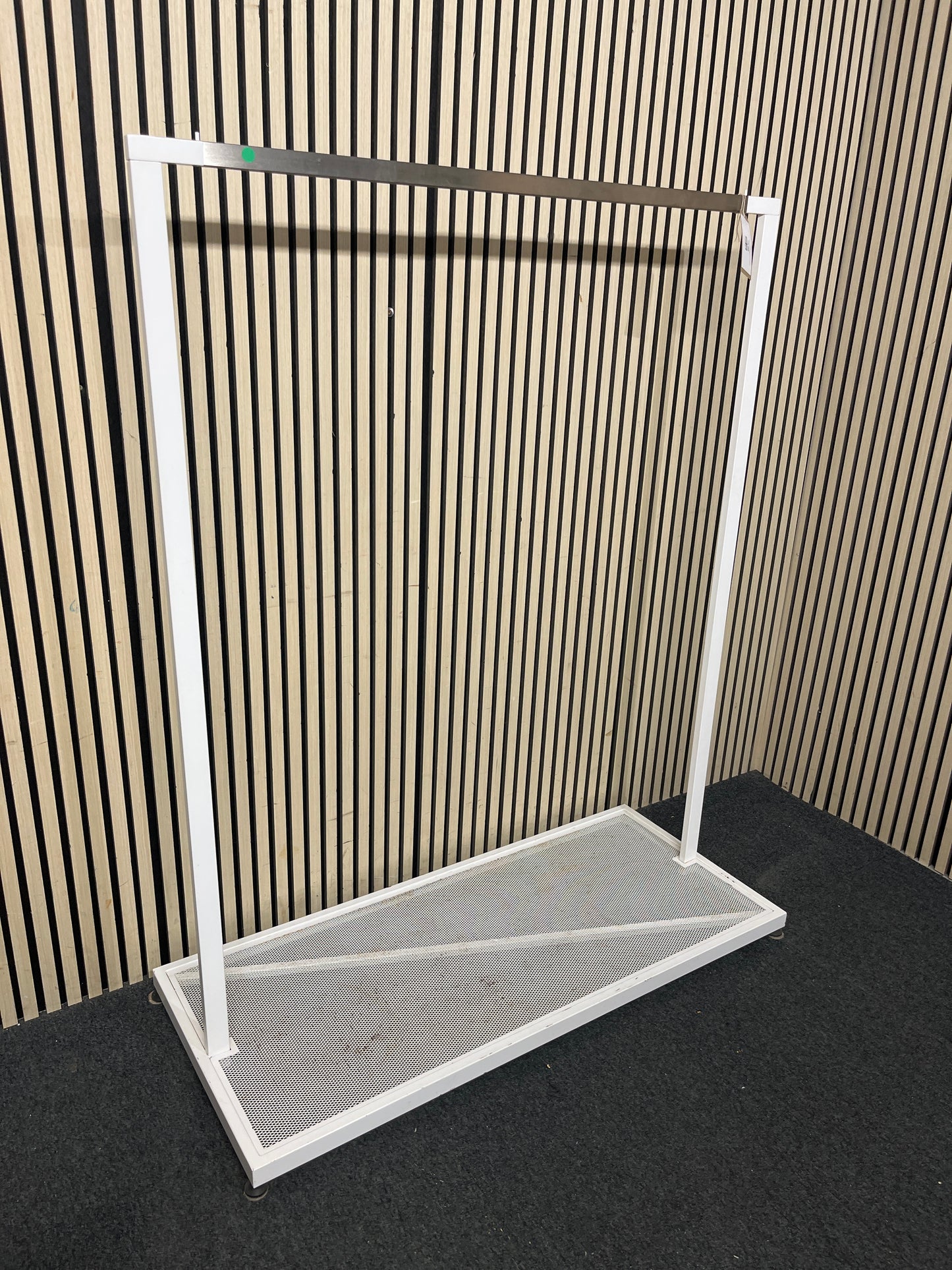 Metal white and crome retail clothes hanger (H 158 x W 124 x D 56 cm)  43623