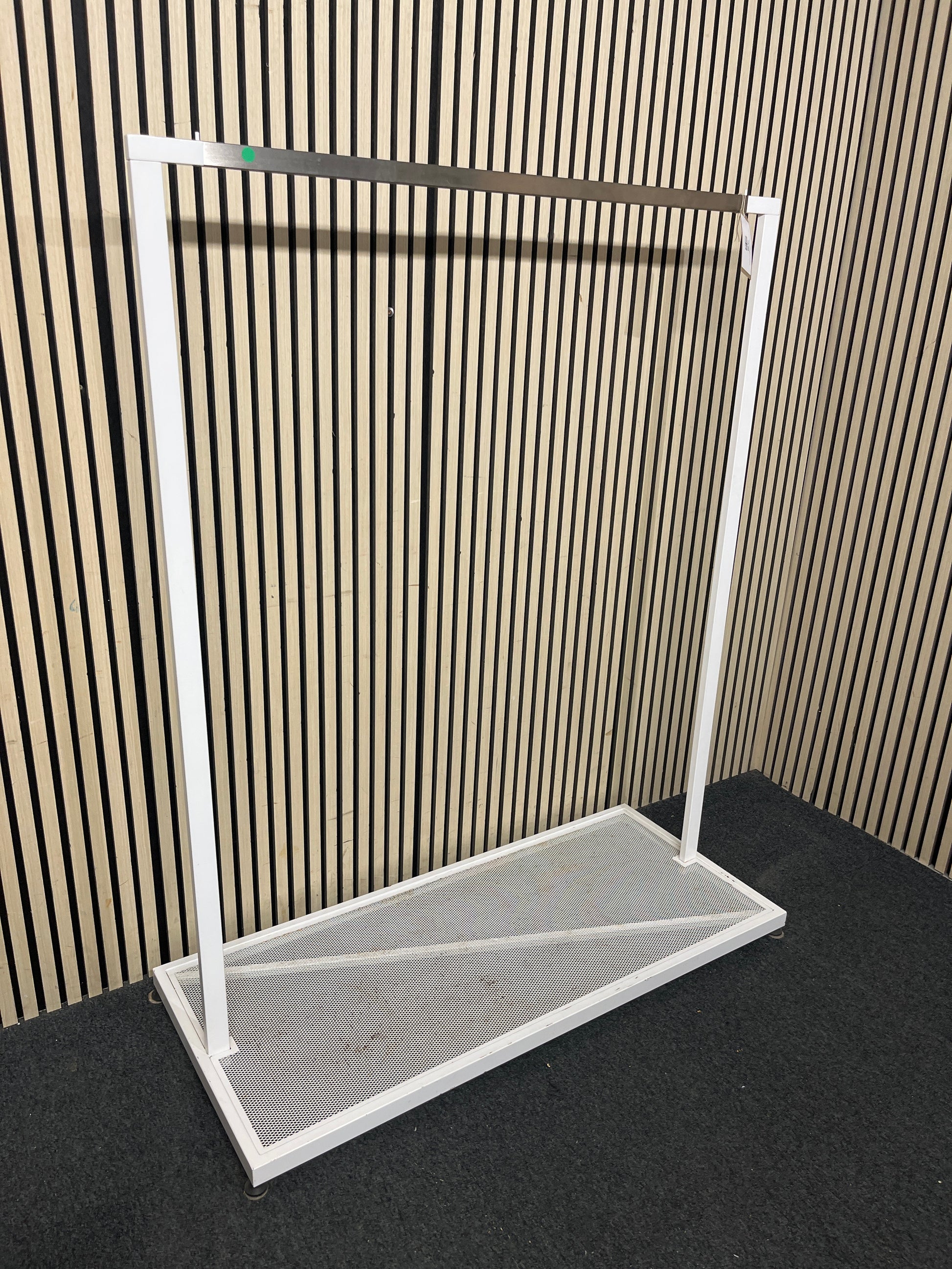 Metal white and crome retail clothes hanger (H 158 x W 124 x D 56 cm)  43623