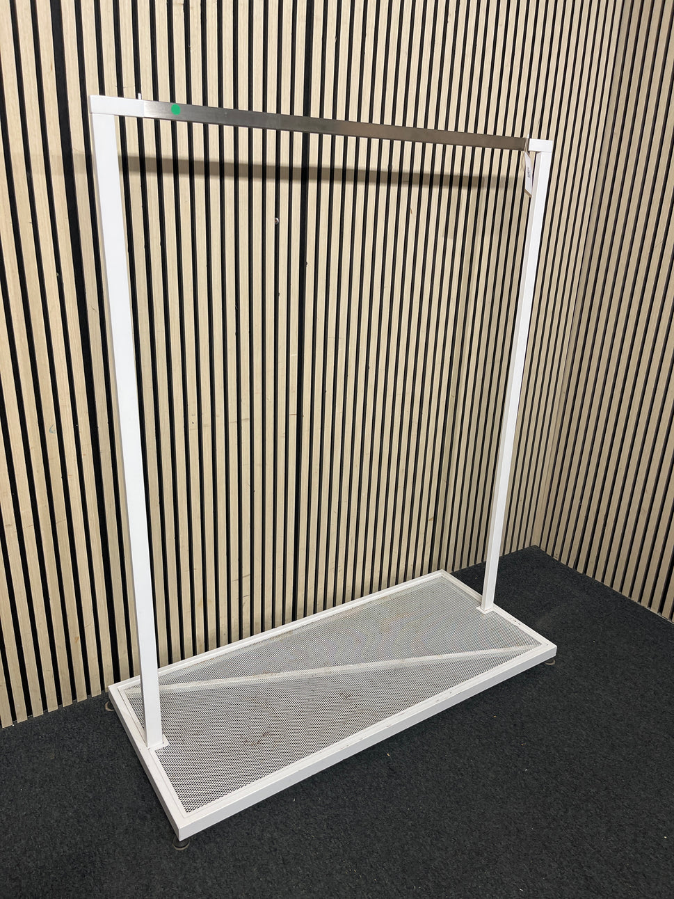 Metal white and crome retail clothes hanger (H 158 x W 124 x D 56 cm)  43623