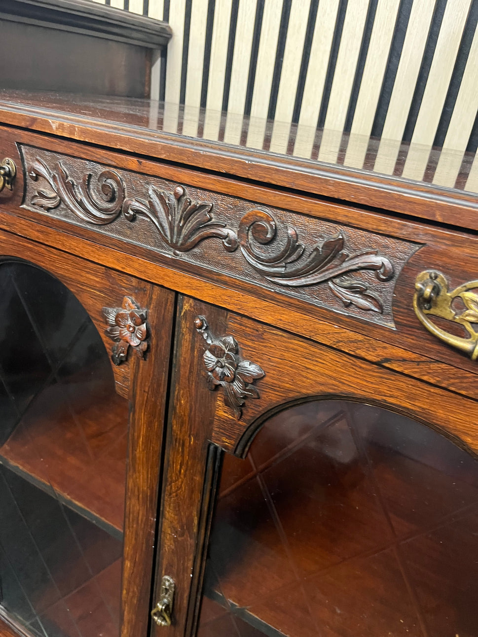 Ornate 2 glass door dark mahogany stained bow fronted sideboard (H 100 x W 155 x D 50 cm) 3325