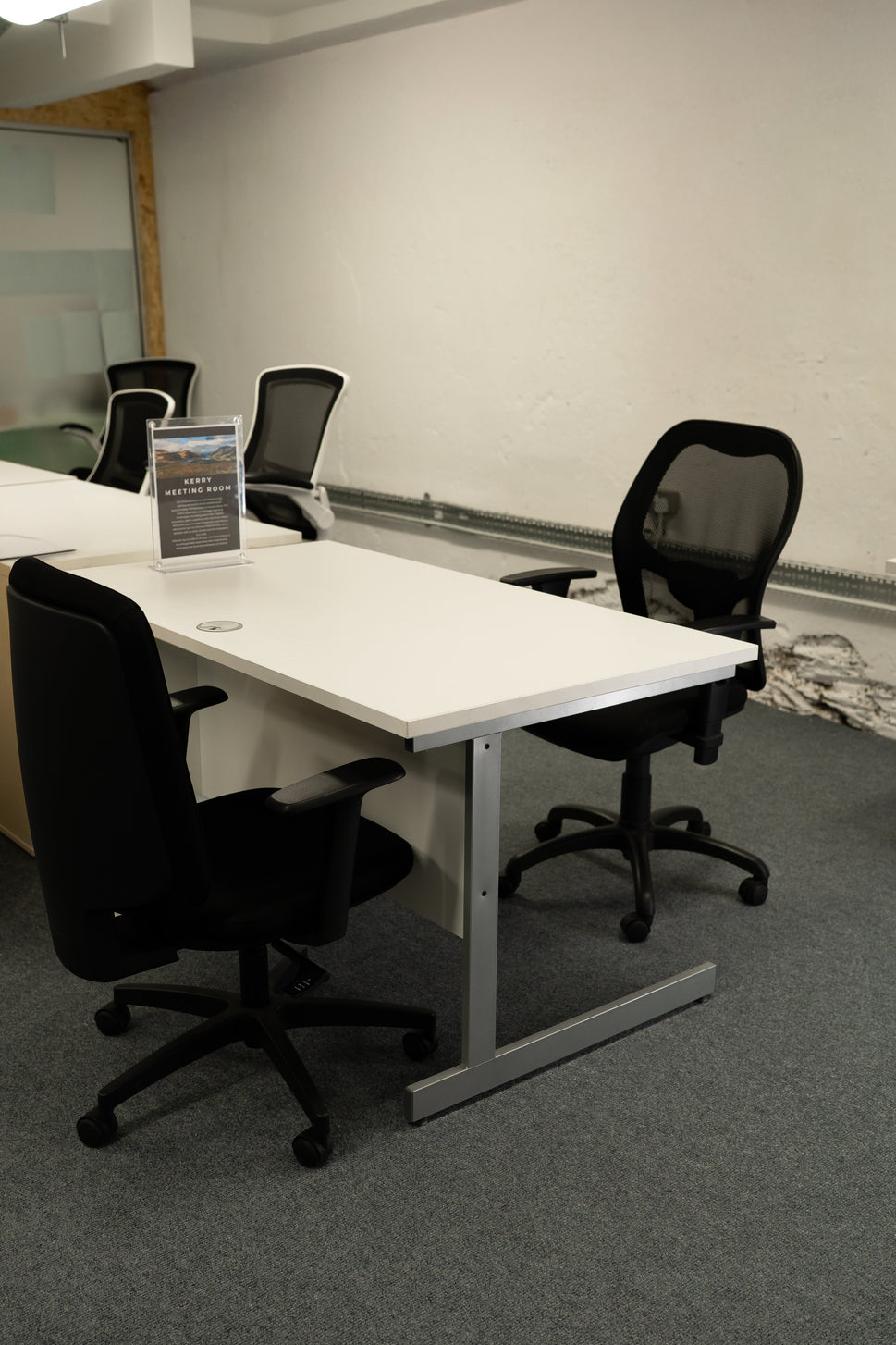 Straight desk 148 with white top (1400mm x 800mm)