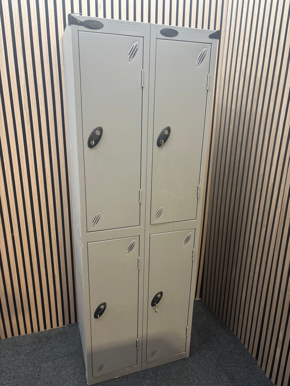 Probe 4 door personal locker in grey metal with keys