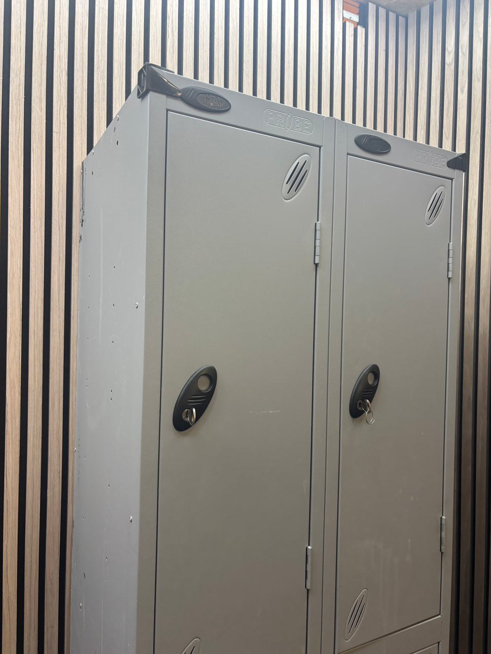 Probe 4 door personal locker in grey metal with keys