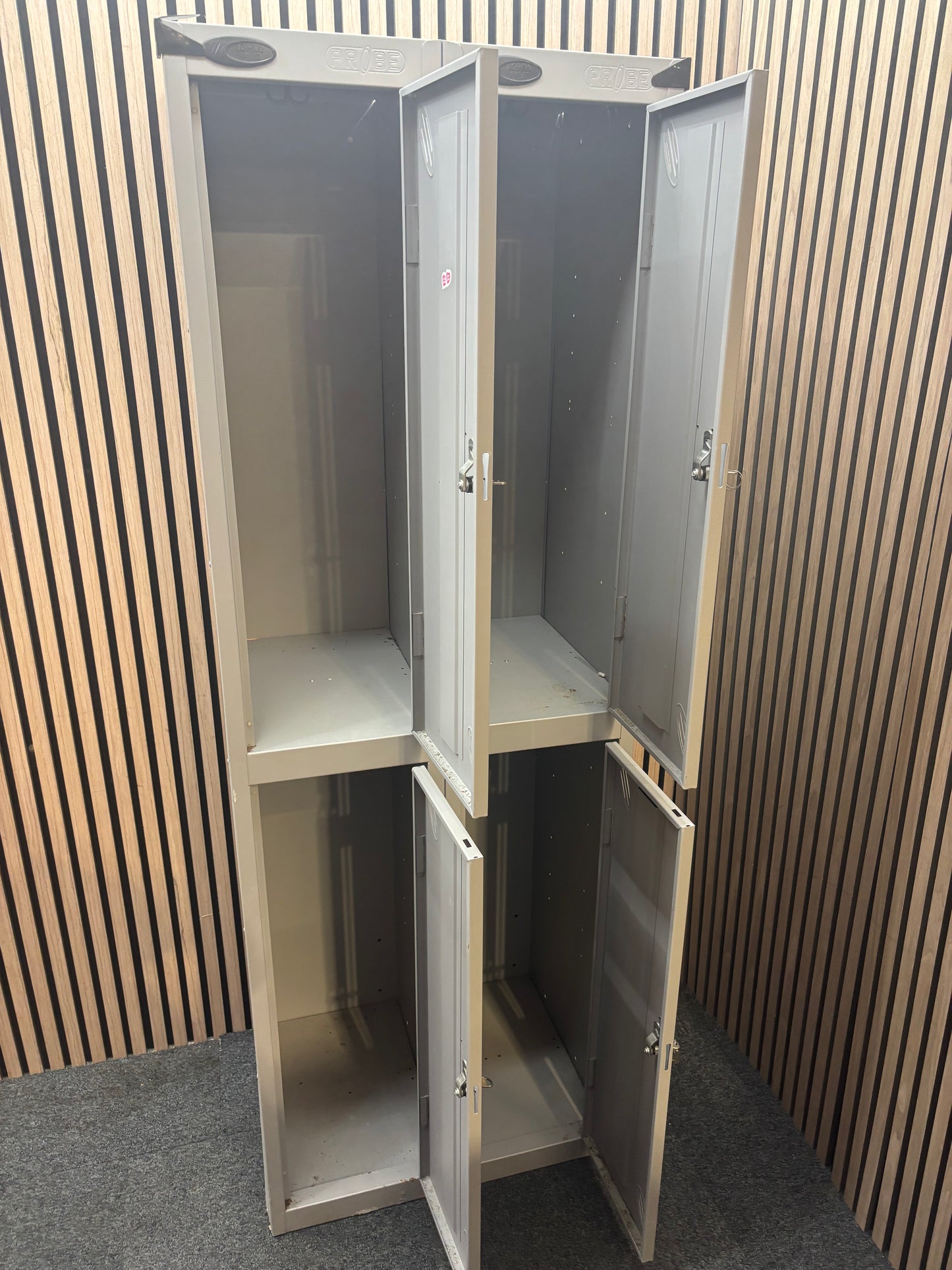 Probe 4 door personal locker in grey metal with keys