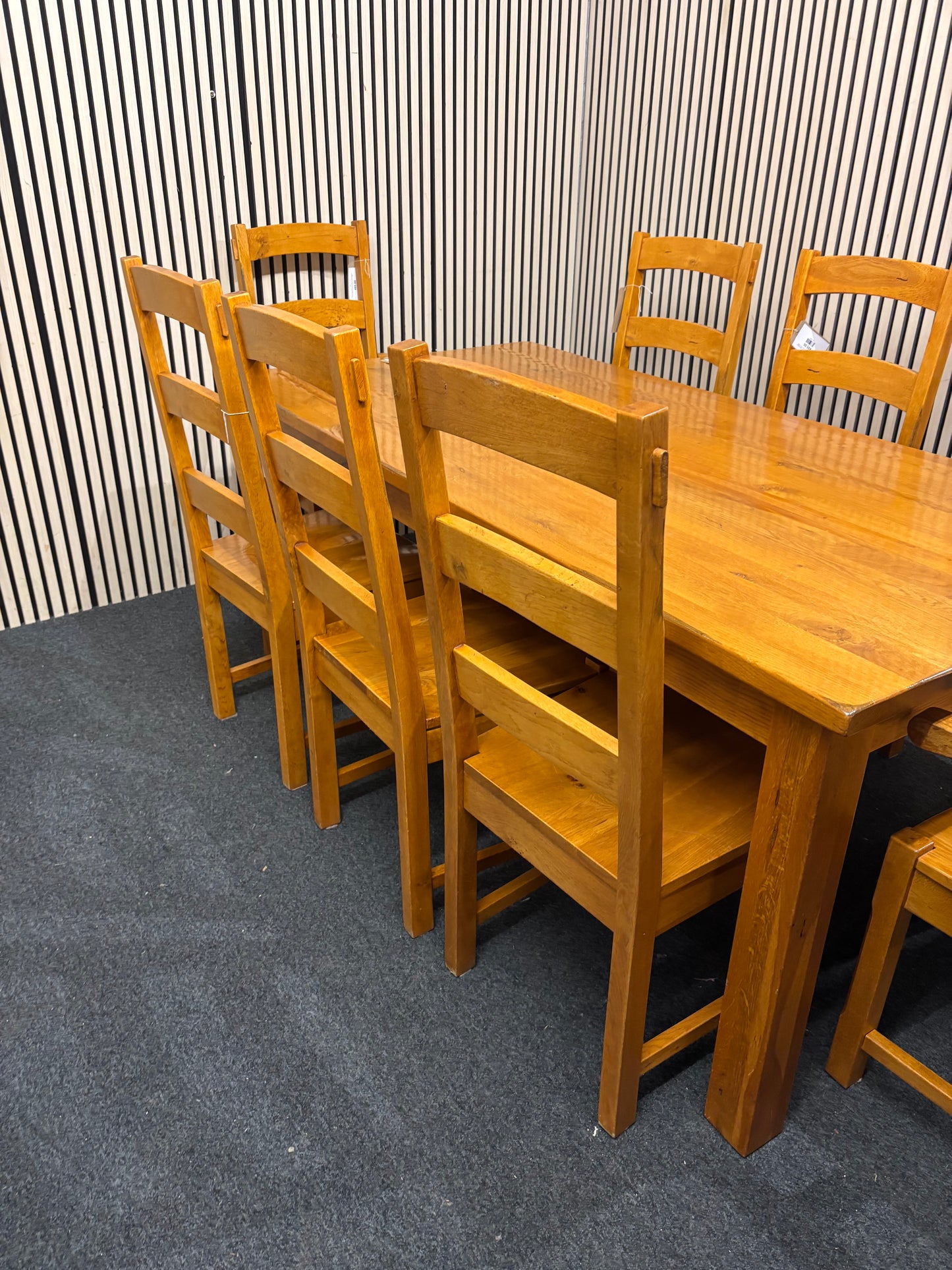 Solid oak large dining table with 6 no. chairs and 2 no. carver chairs matching (W 180 x D 90 cm) 43693