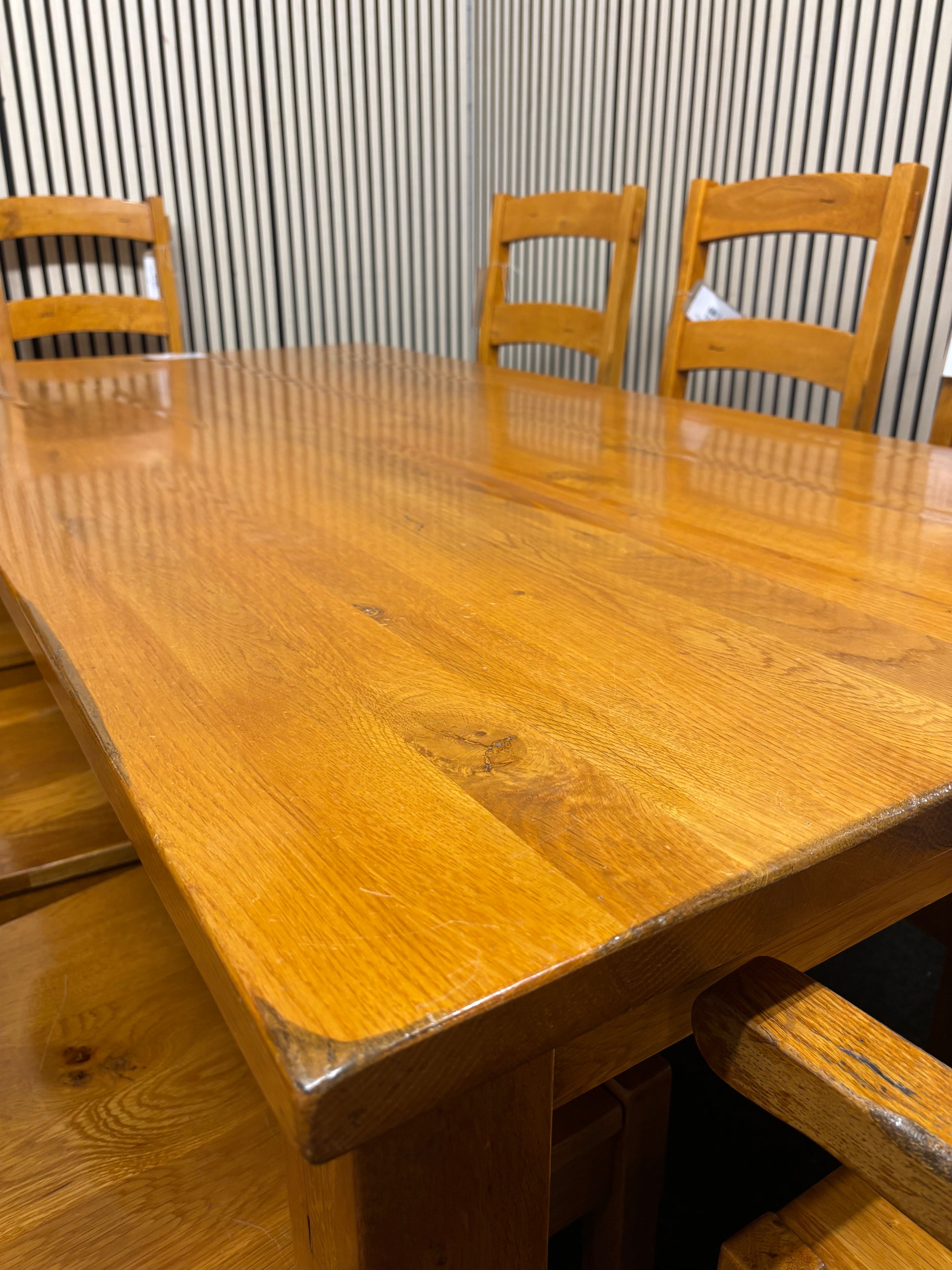 Solid oak large dining table with 6 no. chairs and 2 no. carver chairs matching (W 180 x D 90 cm) 43693