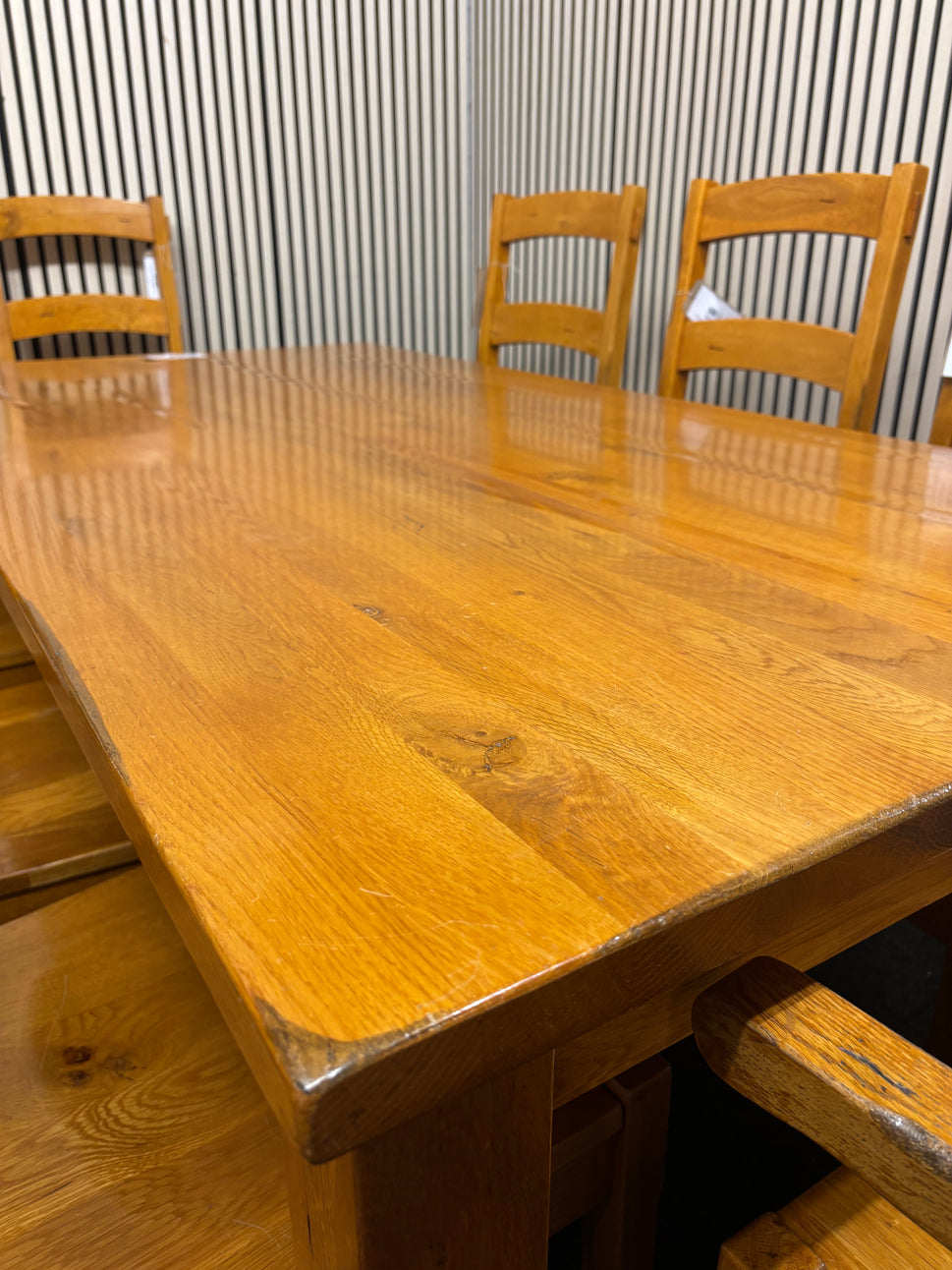 Solid oak large dining table with 6 no. chairs and 2 no. carver chairs matching (W 180 x D 90 cm) 43693