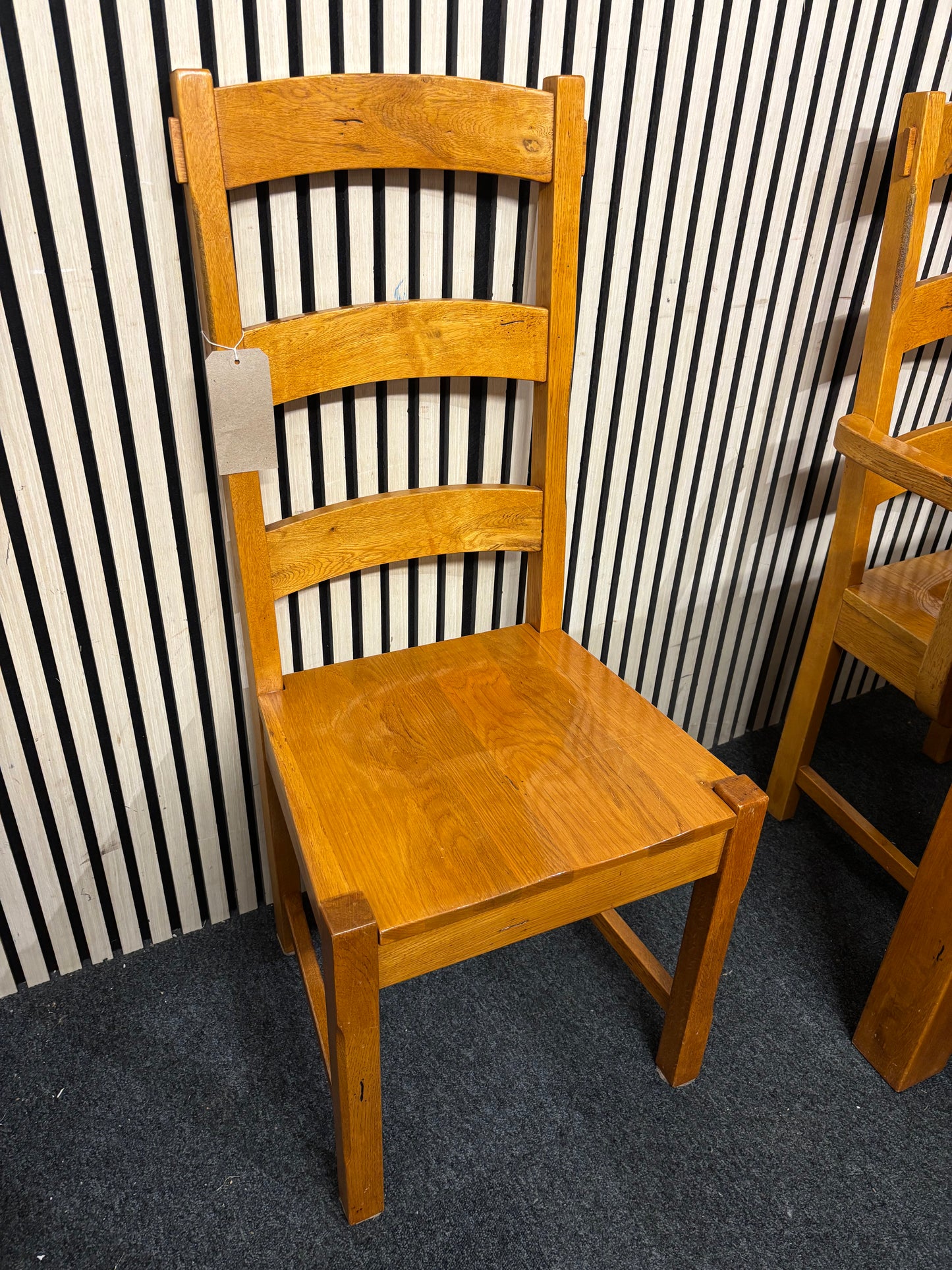 Solid oak large dining table with 6 no. chairs and 2 no. carver chairs matching (W 180 x D 90 cm) 43693