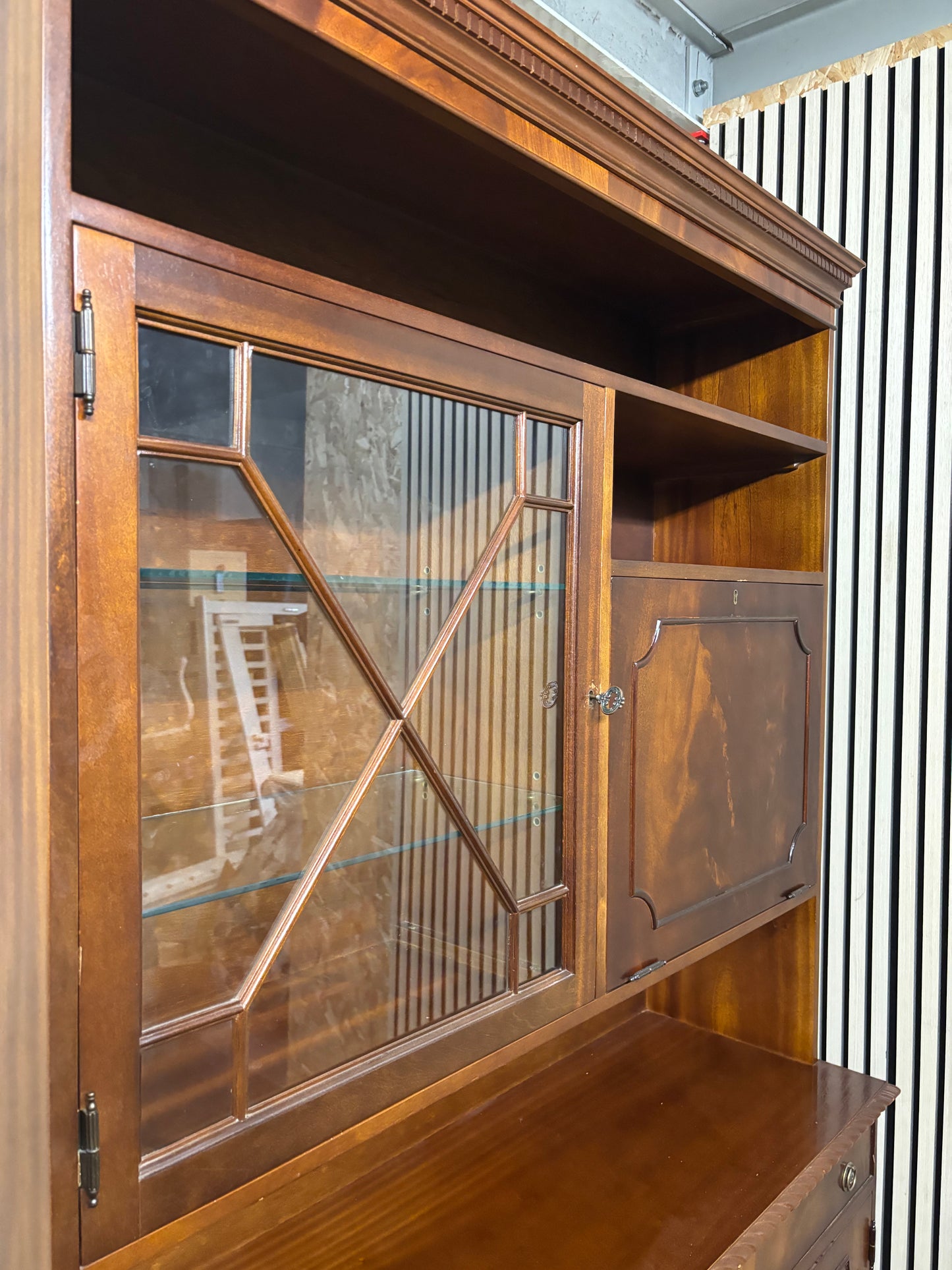 Ornate Rosewood mahogany 4 door 2 drawer glass top display unit (H 200 x W 127 x D 41 cm) 43689