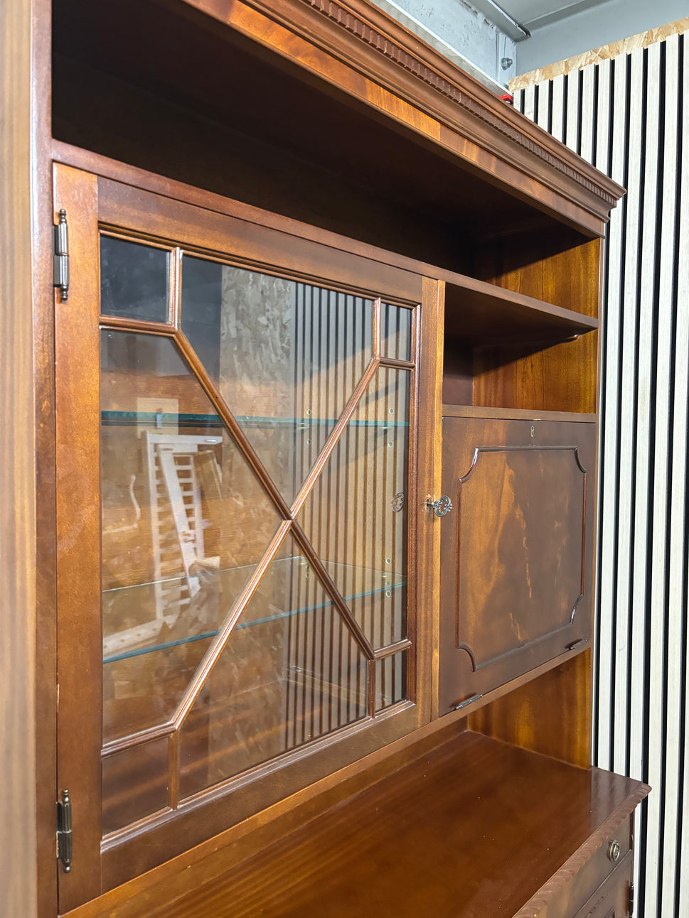 Ornate Rosewood mahogany 4 door 2 drawer glass top display unit (H 200 x W 127 x D 41 cm) 43689