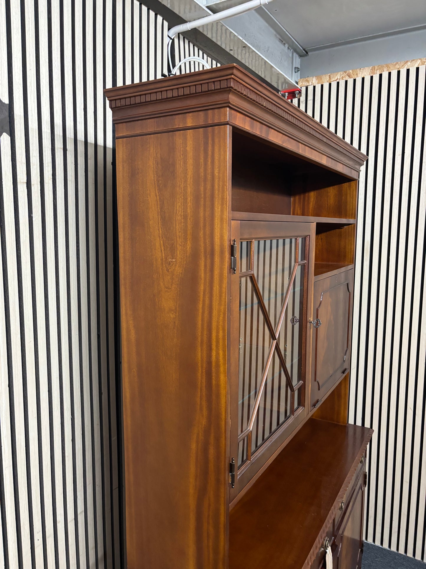 Ornate Rosewood mahogany 4 door 2 drawer glass top display unit (H 200 x W 127 x D 41 cm) 43689
