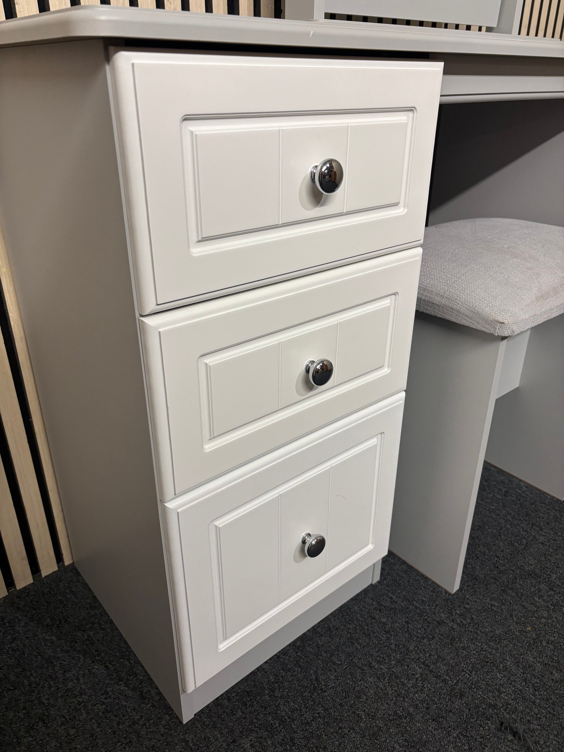 Light grey 6 drawer dressing table with matching mirror and stool (H 144 x W 130 x D 38 cm) 43855