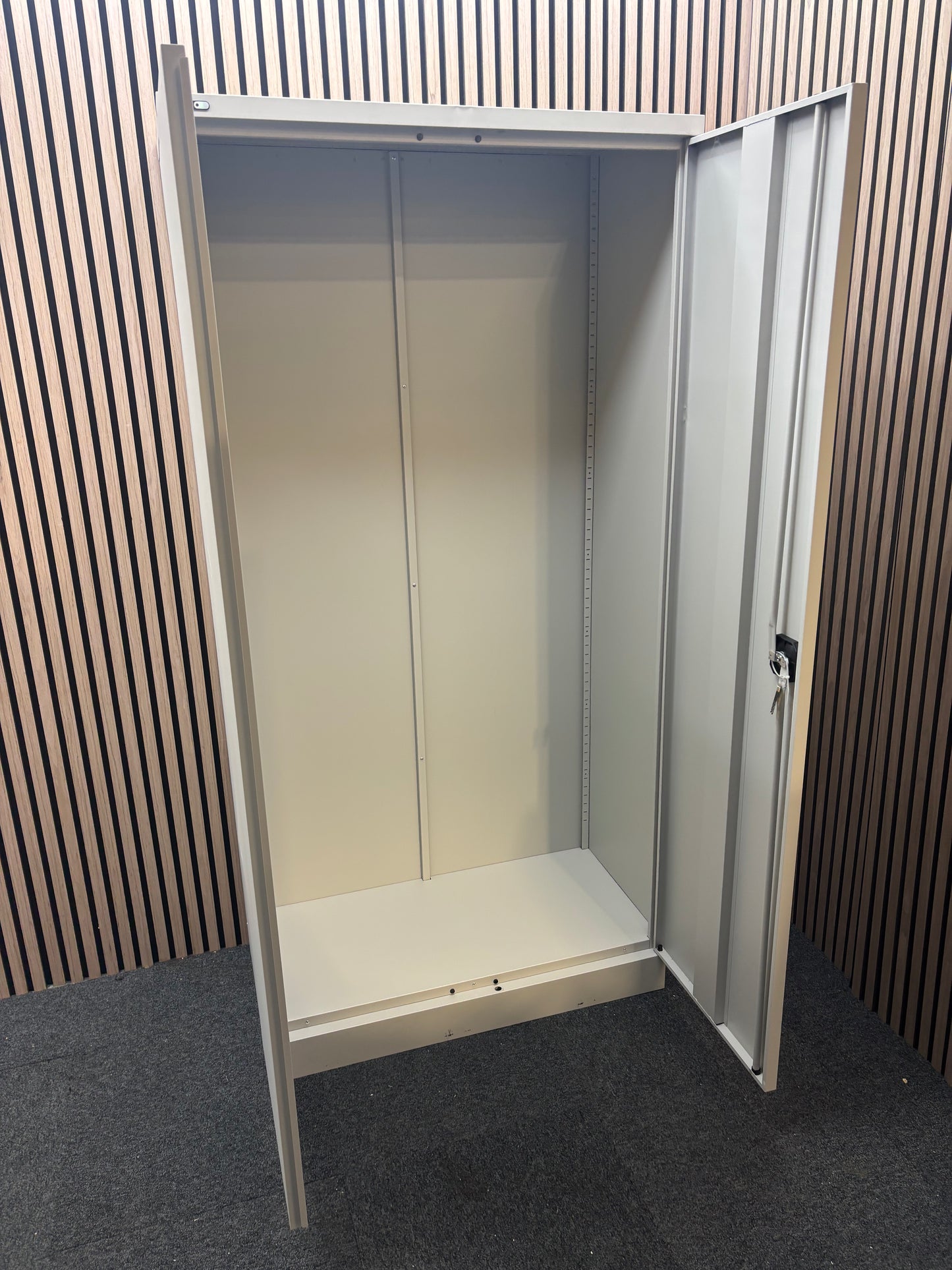 Contract Cupboard including 3 grey shelves (H 1800 mm)