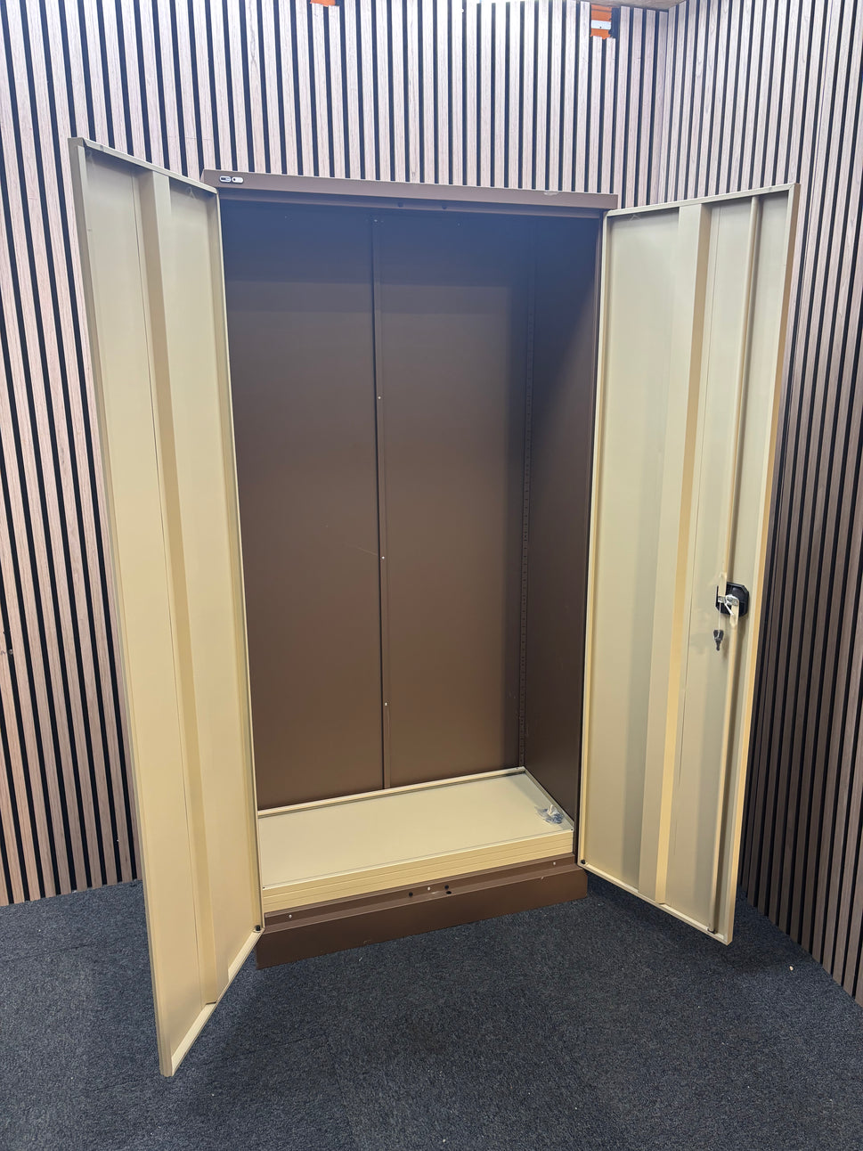 Cupboard Coffee/Cream -including 3 cream shelves (H 1800 mm)