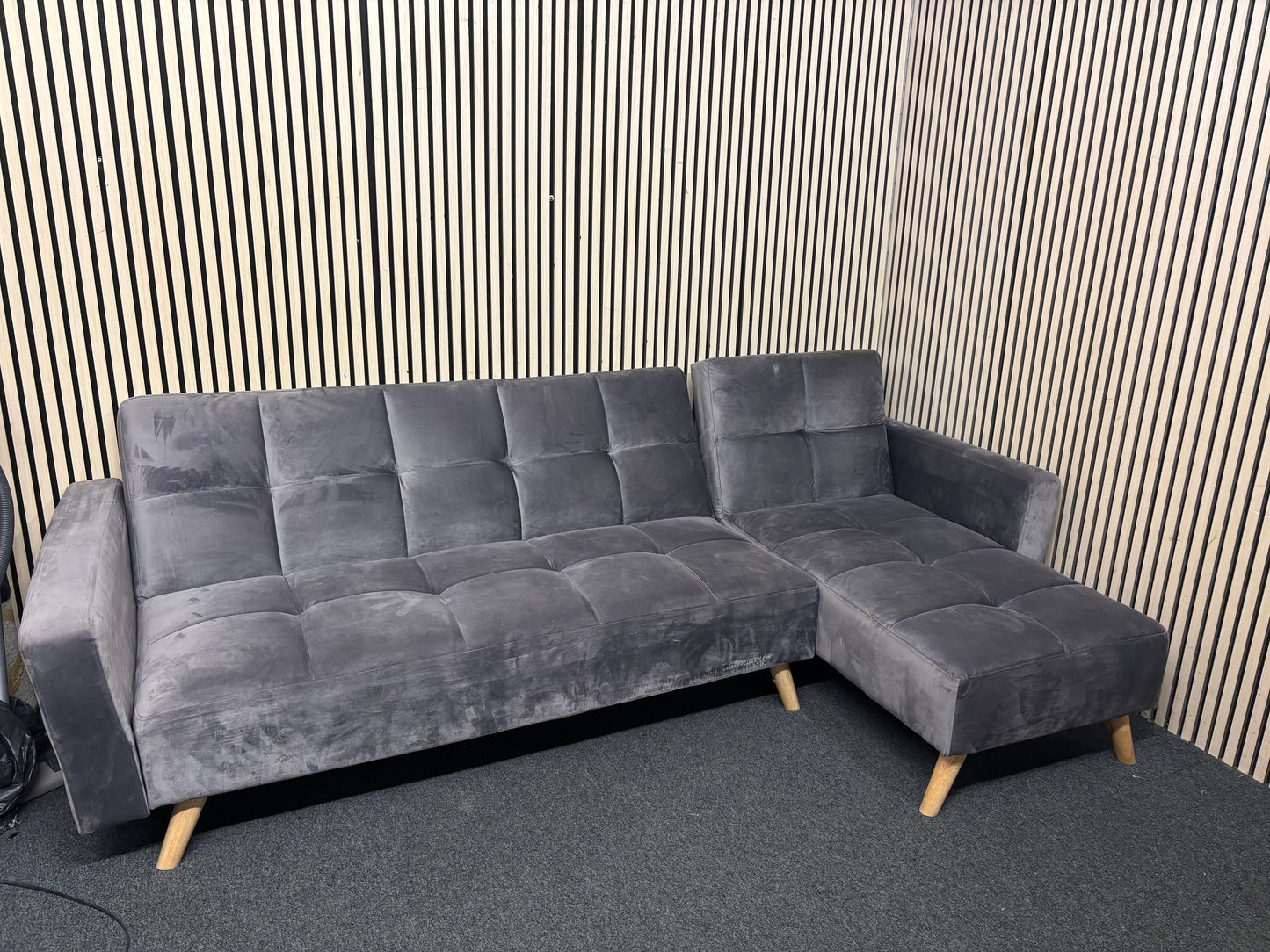 Large grey button back corner sofa suite (W 260 cm) 44017