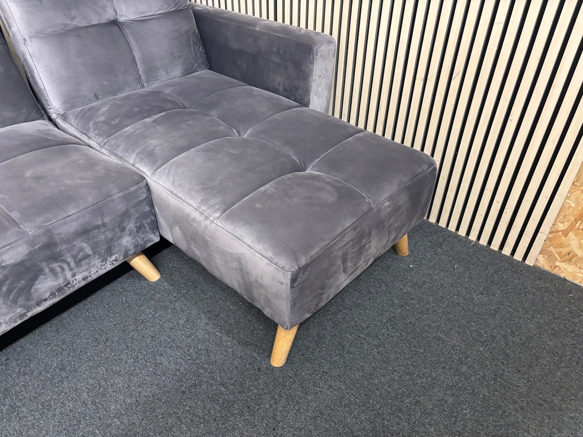 Large grey button back corner sofa suite (W 260 cm) 44017