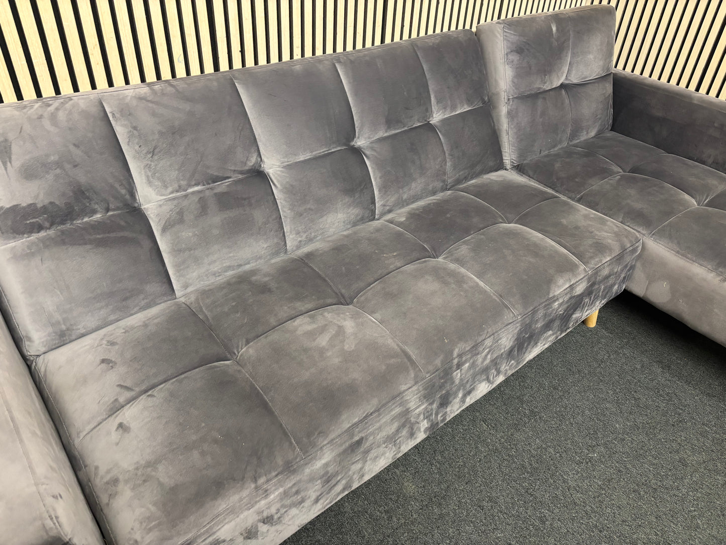 Large grey button back corner sofa suite (W 260 cm) 44017