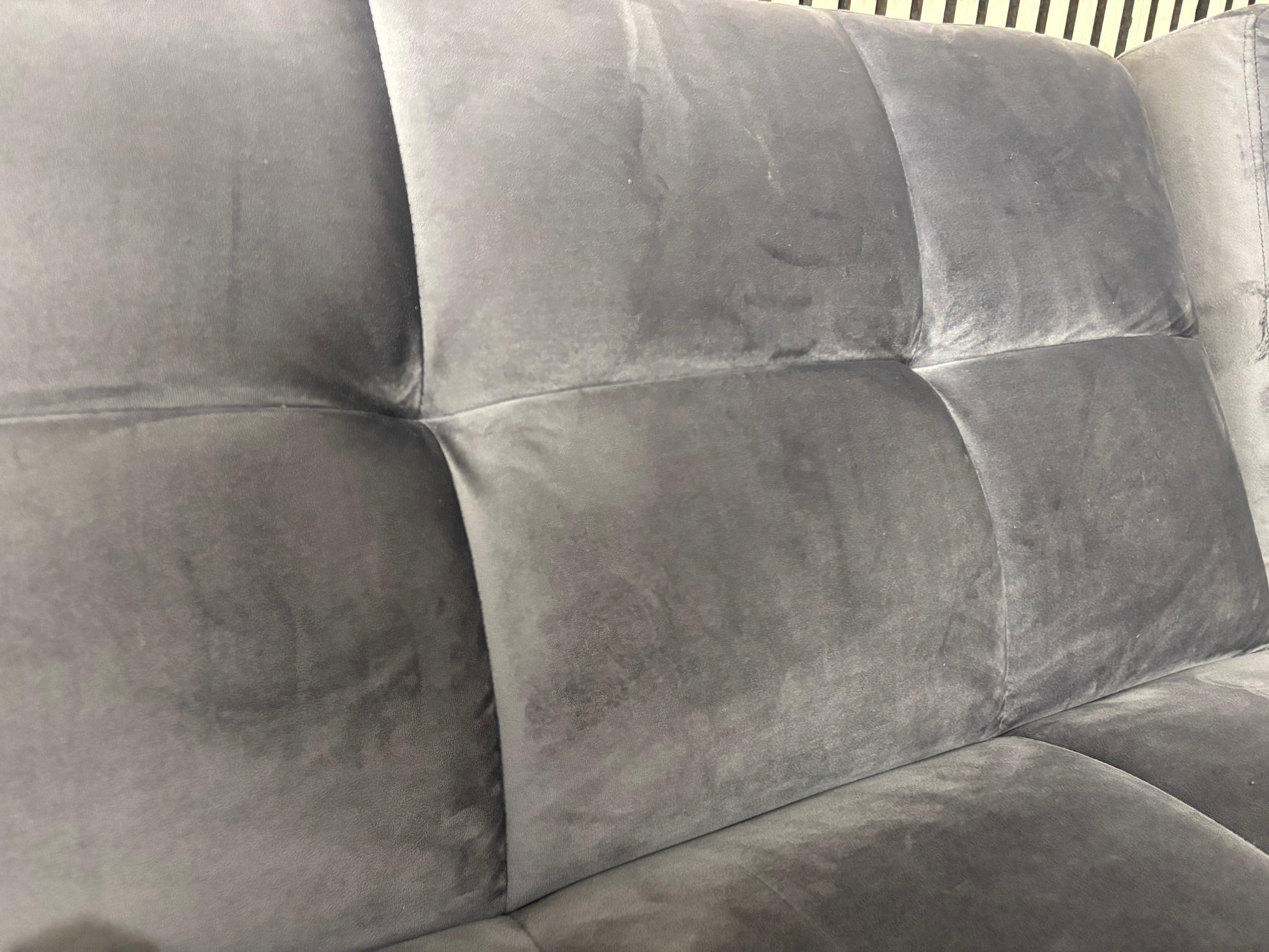 Large grey button back corner sofa suite (W 260 cm) 44017