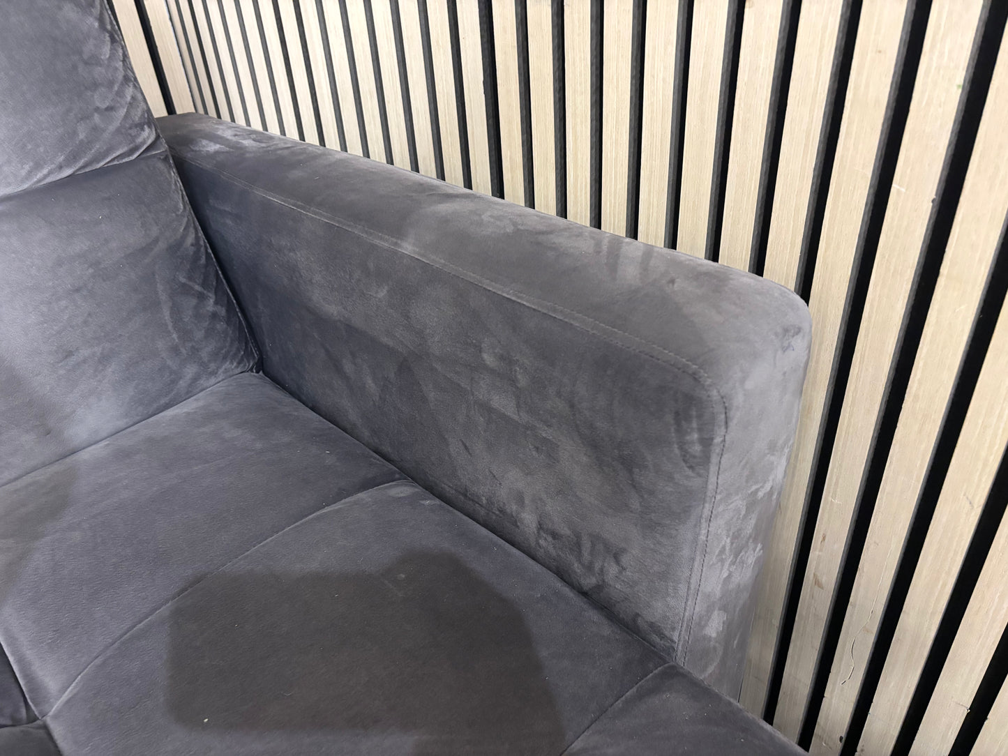 Large grey button back corner sofa suite (W 260 cm) 44017