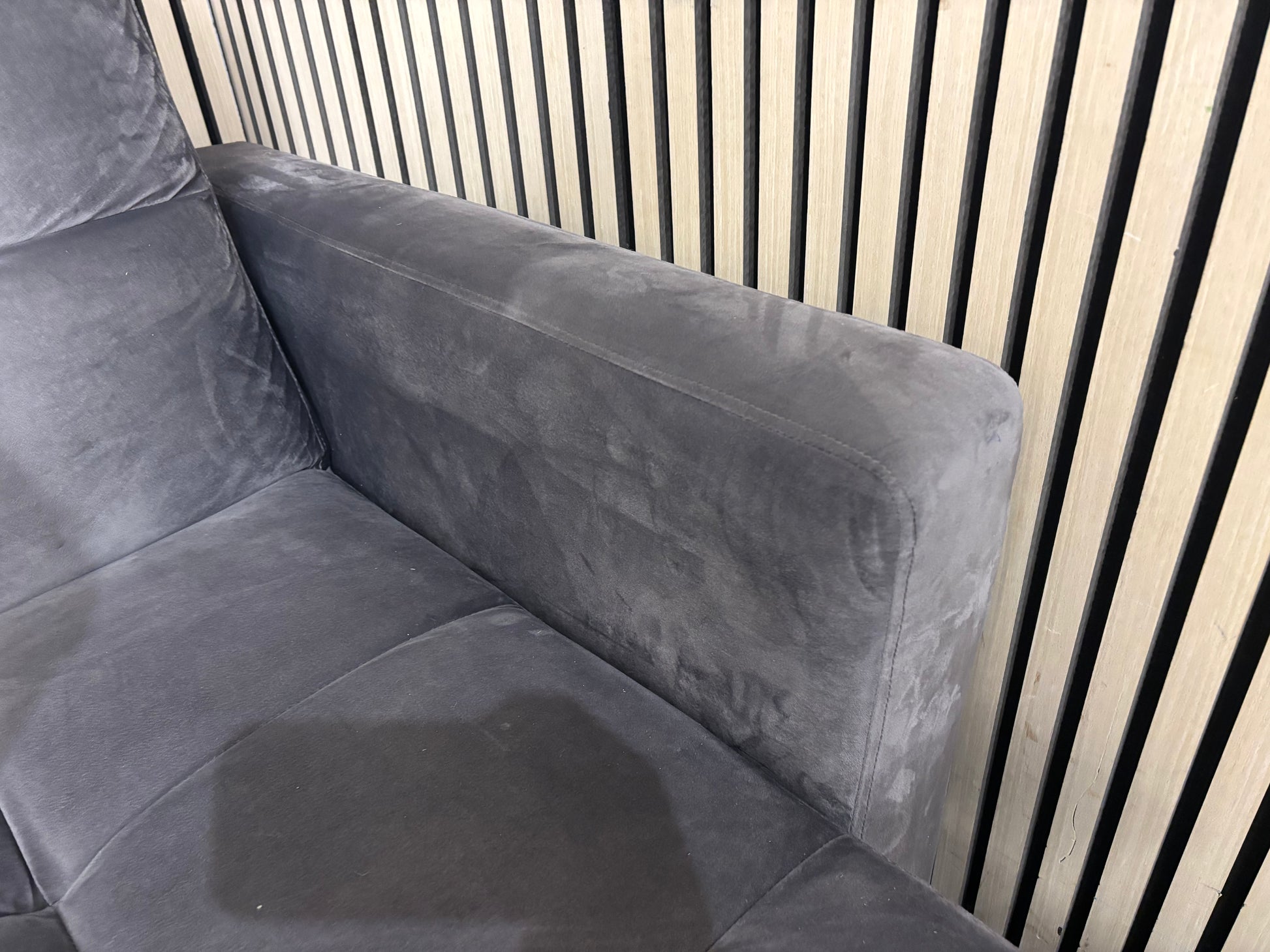 Large grey button back corner sofa suite (W 260 cm) 44017