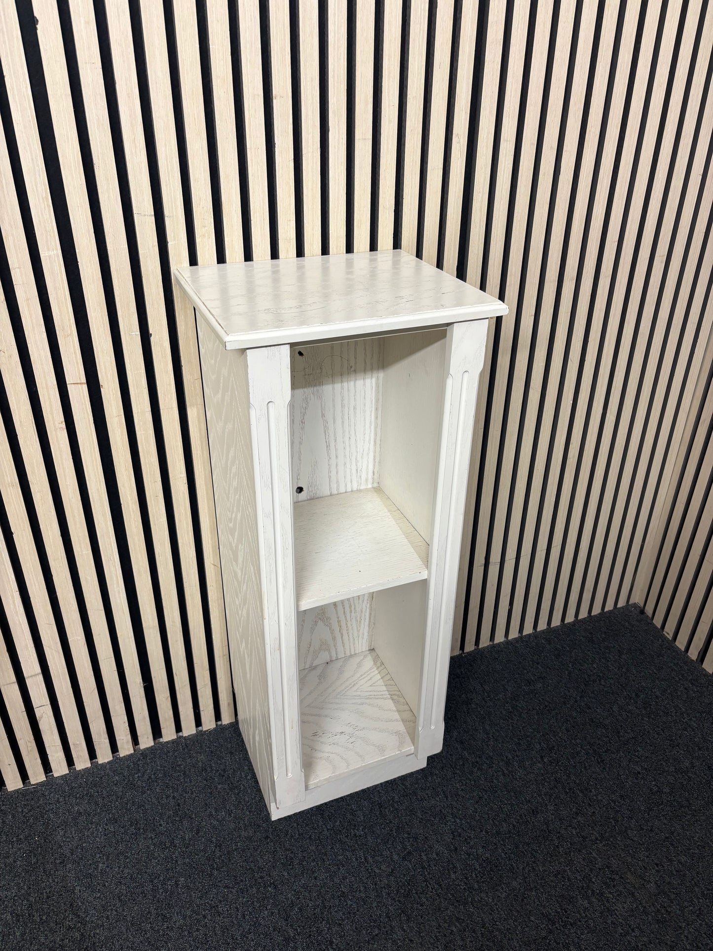 Four-tier shelf with white metal frame and wooden inserts. 44026