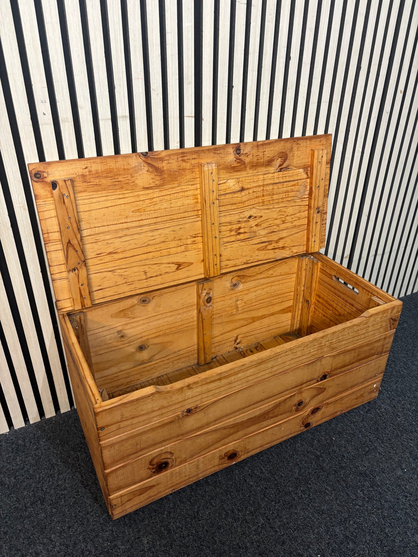 Solid pine top open wooden trunk  44046
