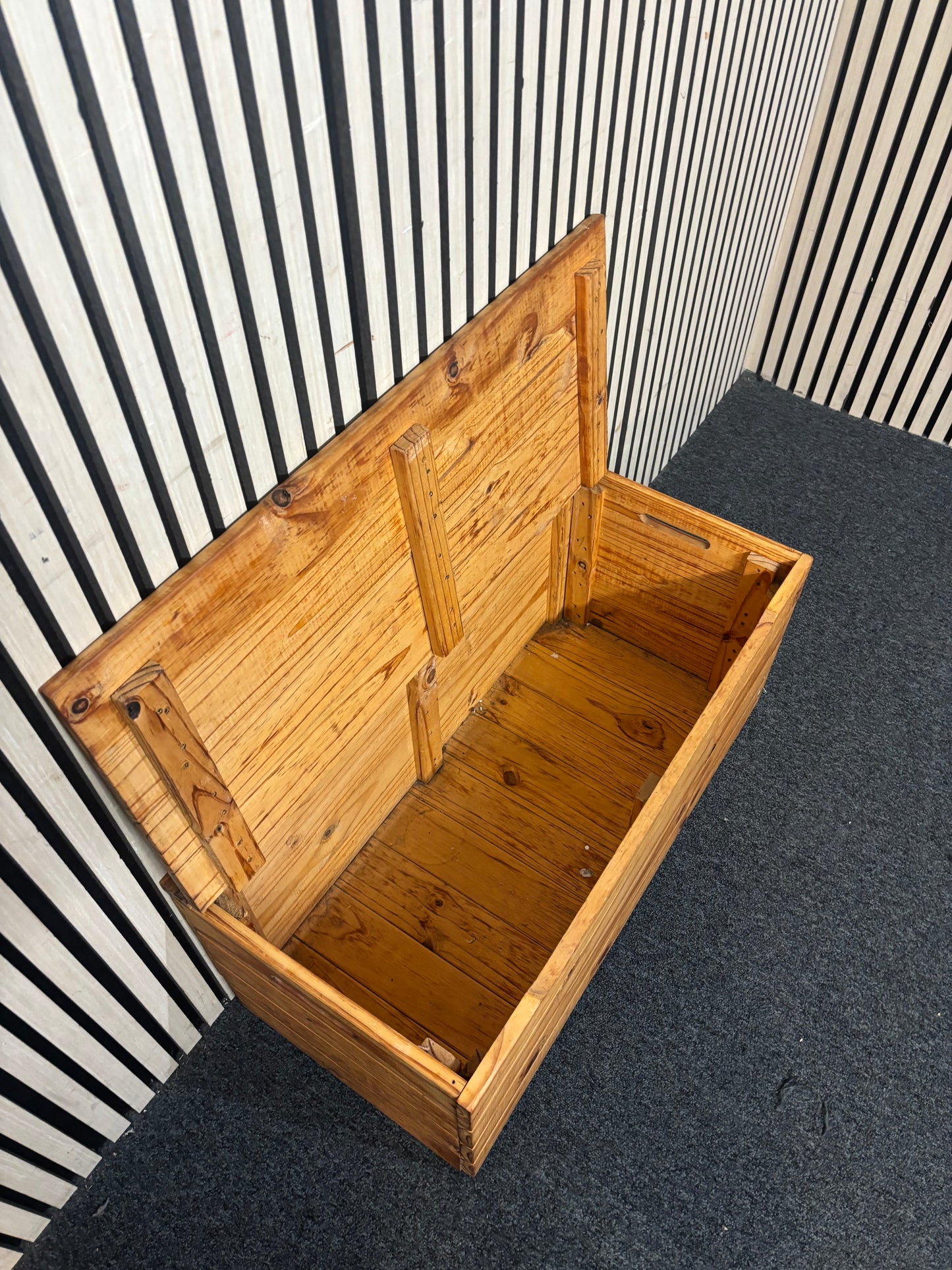 Solid pine top open wooden trunk  44046