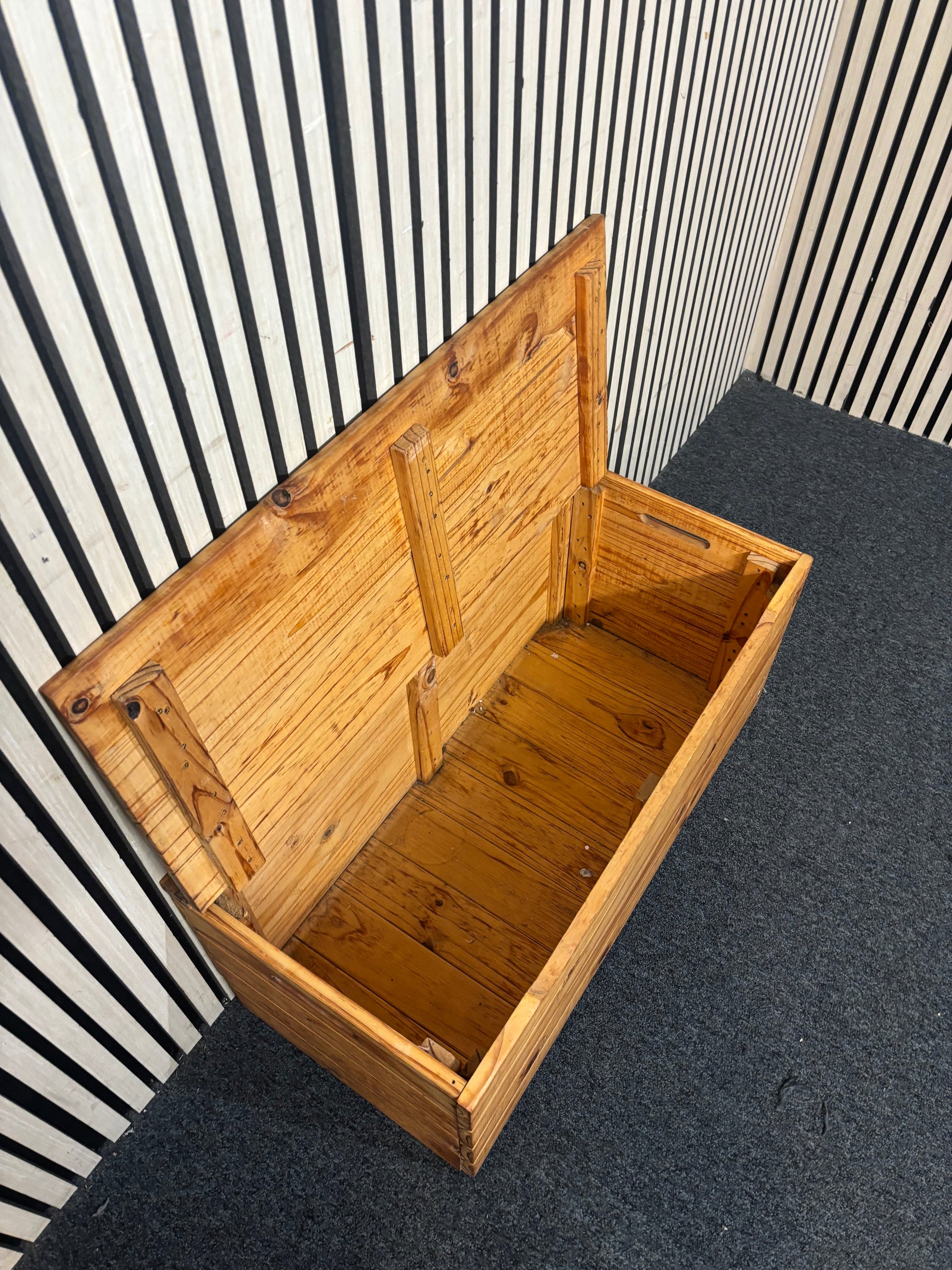 Solid pine top open wooden trunk  44046