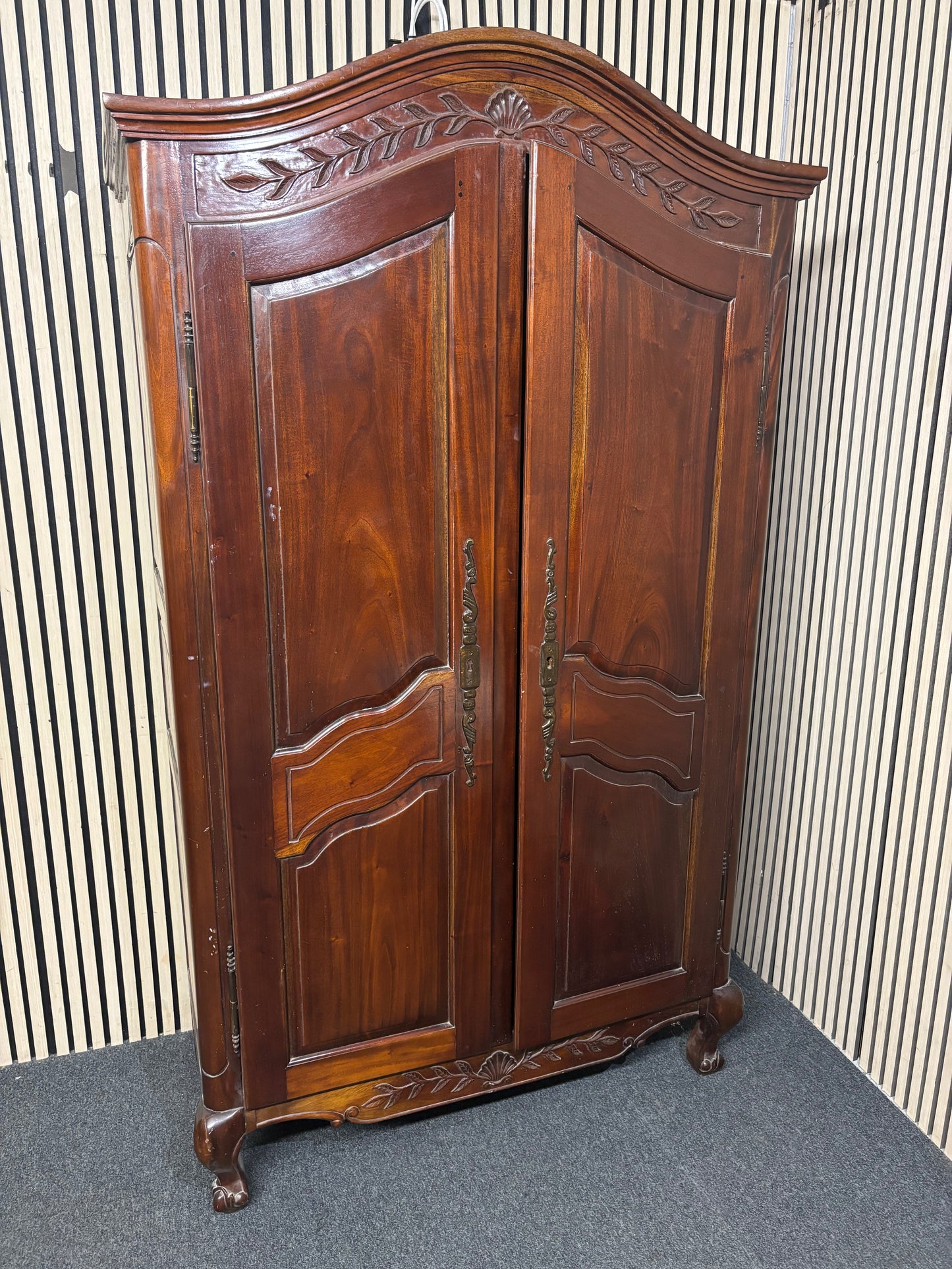 Large solid mahogany 2 door ornate wardrobe (H 207 x W 120 x D 57 cm)  44083