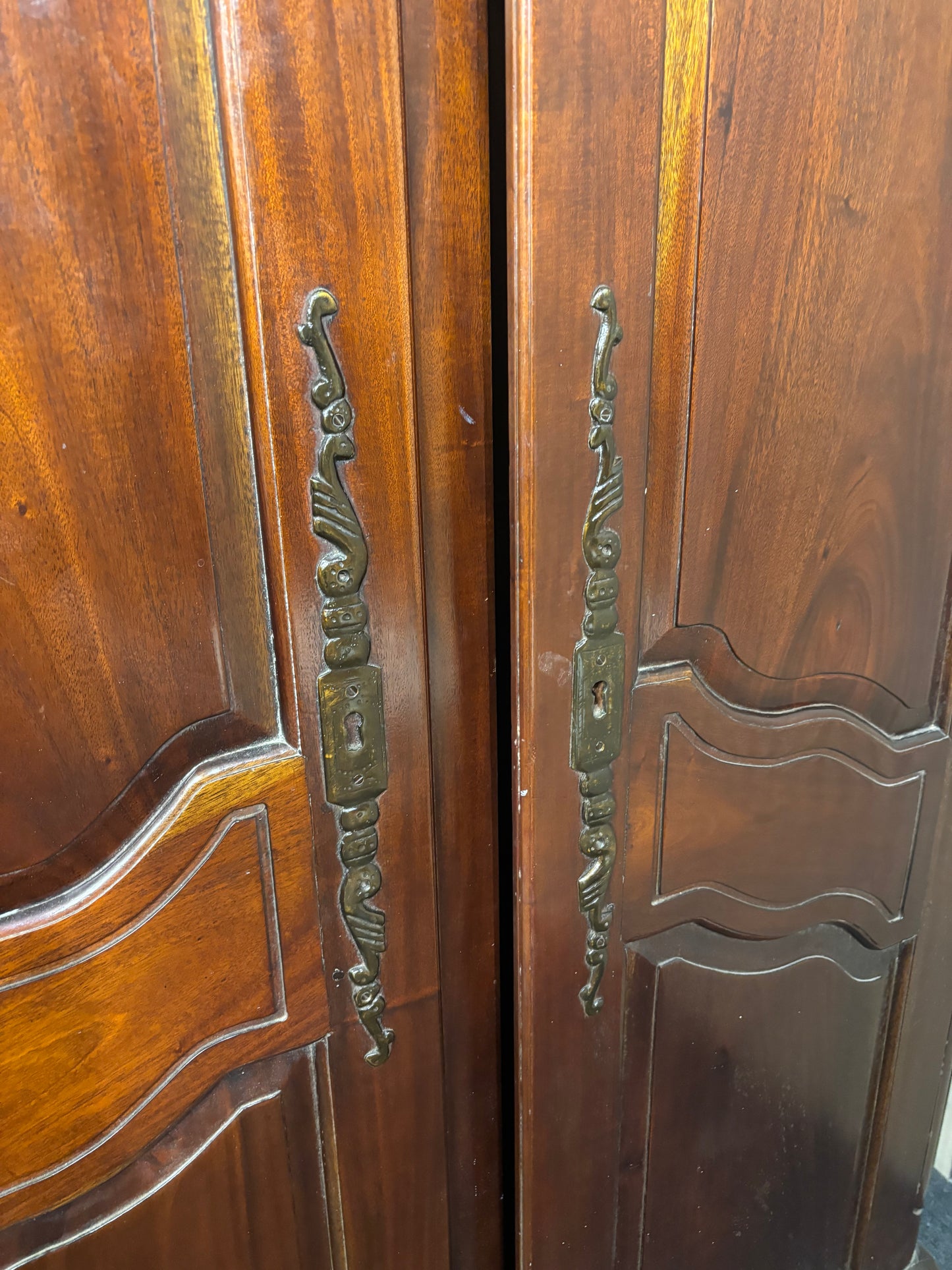 Large solid mahogany 2 door ornate wardrobe (H 207 x W 120 x D 57 cm)  44083
