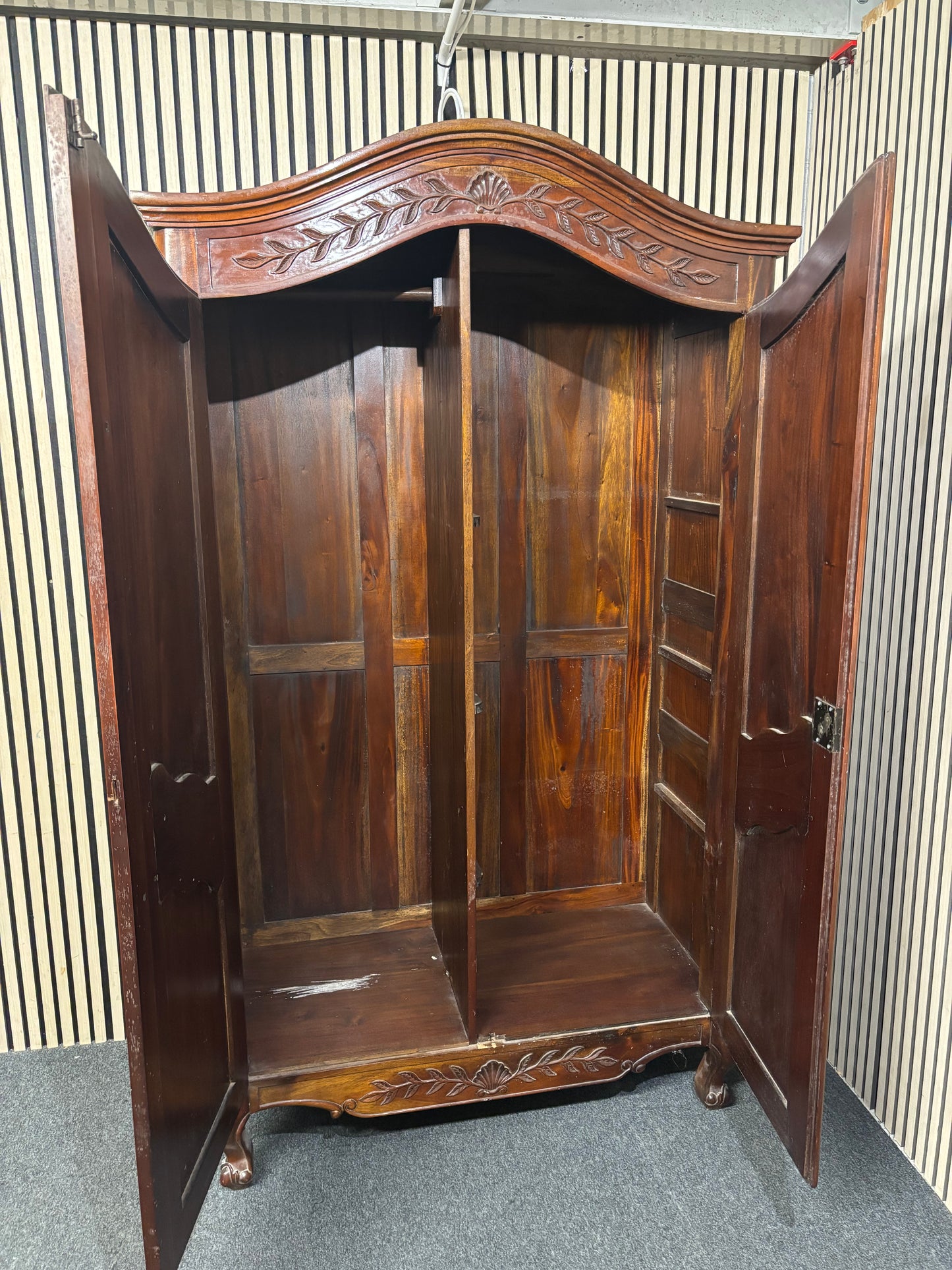 Large solid mahogany 2 door ornate wardrobe (H 207 x W 120 x D 57 cm)  44083